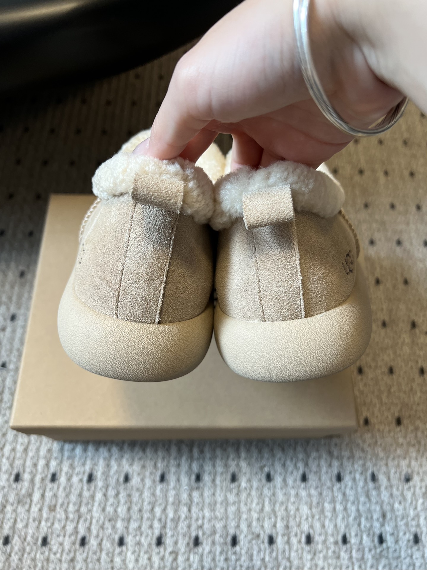 UG*圆头包头毛绒半拖雪地靴鞋面是牛反绒，鞋口和内里是厚实羊毛，脚感像踩进毛毯里，保暖又亲肤；鞋底是EV