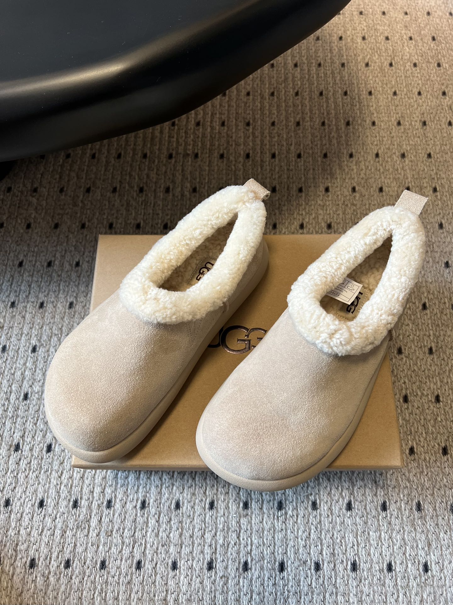 UG*圆头包头毛绒半拖雪地靴鞋面是牛反绒，鞋口和内里是厚实羊毛，脚感像踩进毛毯里，保暖又亲肤；鞋底是EV