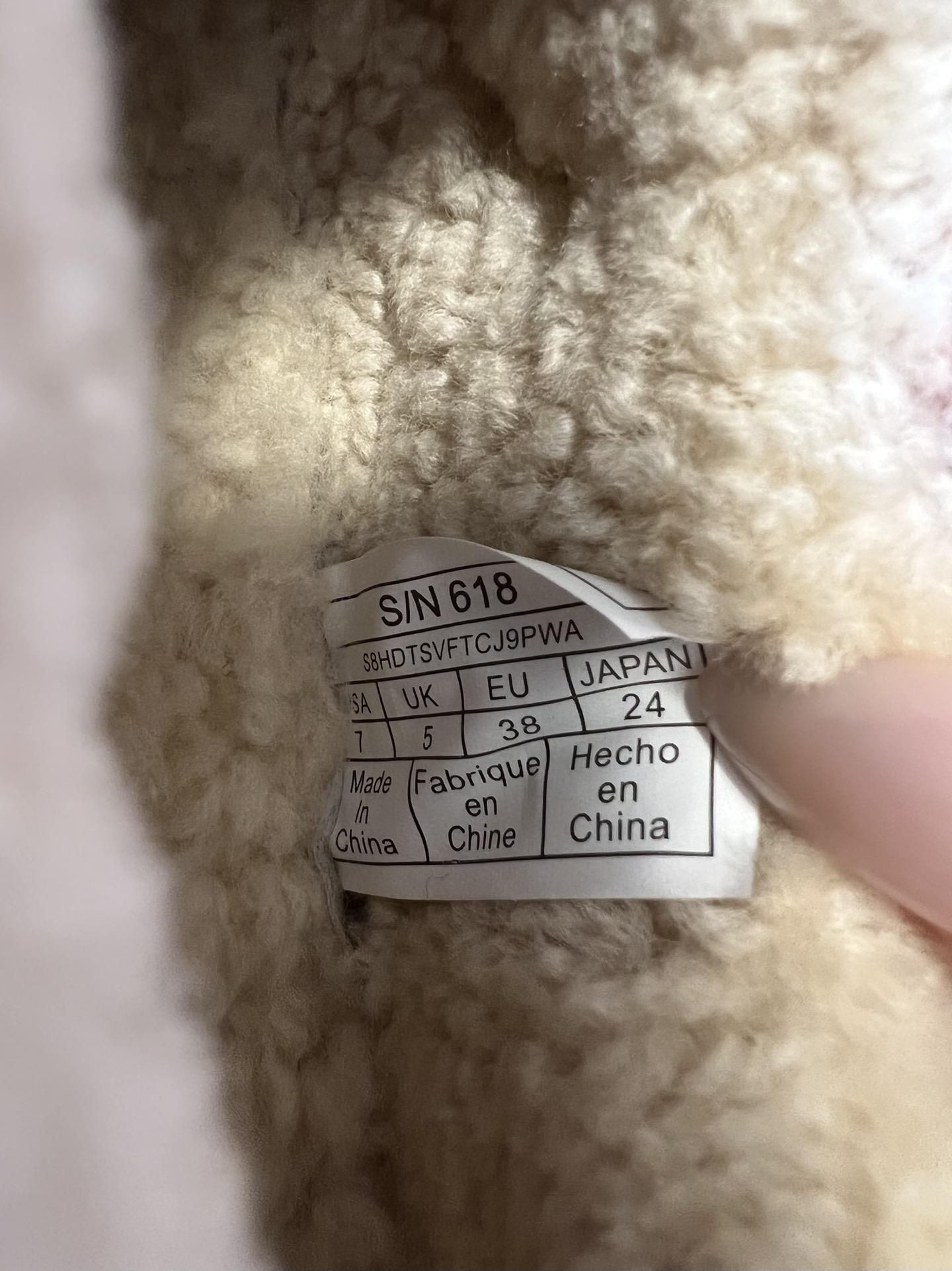 UG*圆头包头毛绒半拖雪地靴鞋面是牛反绒，鞋口和内里是厚实羊毛，脚感像踩进毛毯里，保暖又亲肤；鞋底是EV