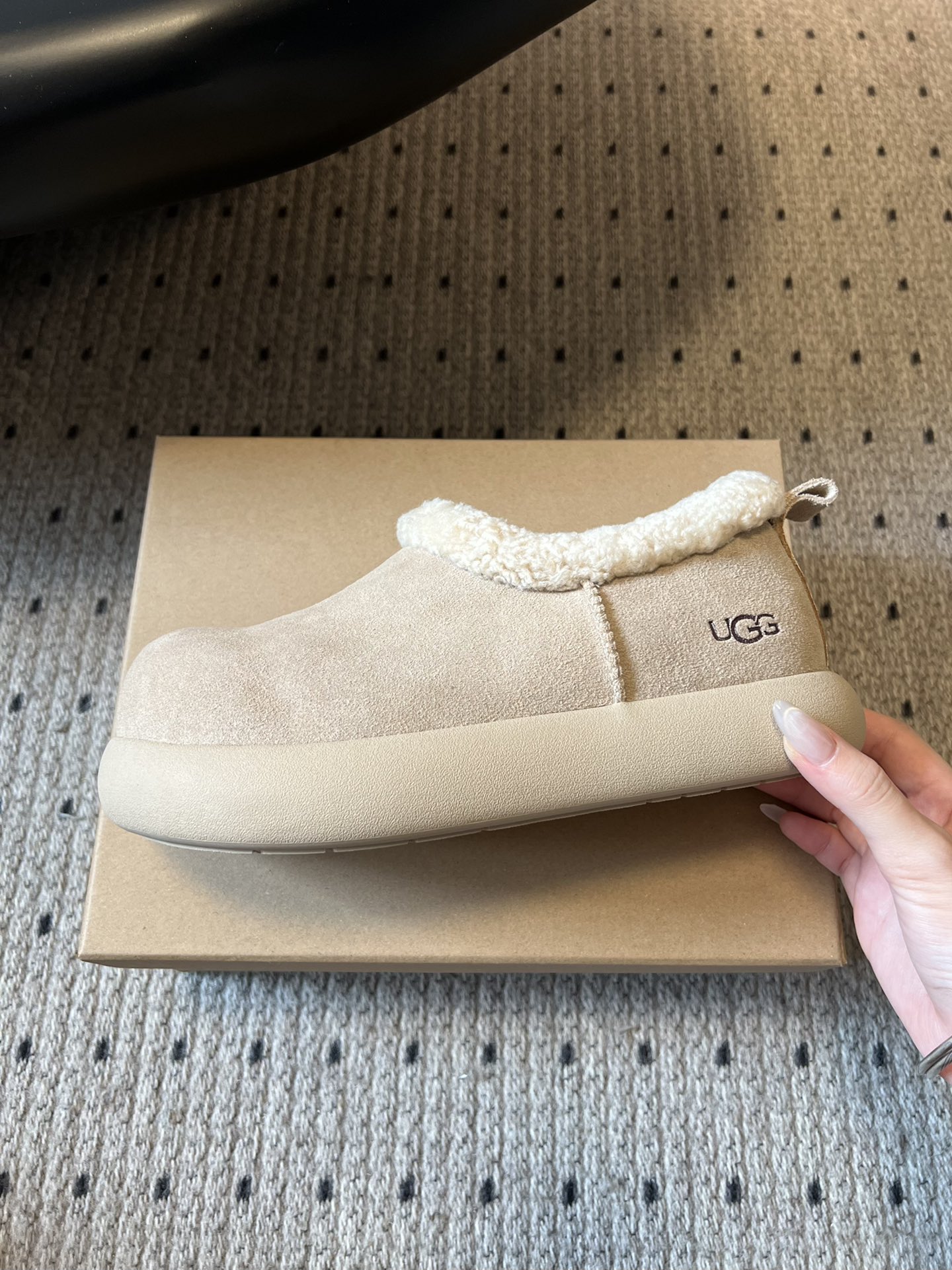 UG*圆头包头毛绒半拖雪地靴鞋面是牛反绒，鞋口和内里是厚实羊毛，脚感像踩进毛毯里，保暖又亲肤；鞋底是EV