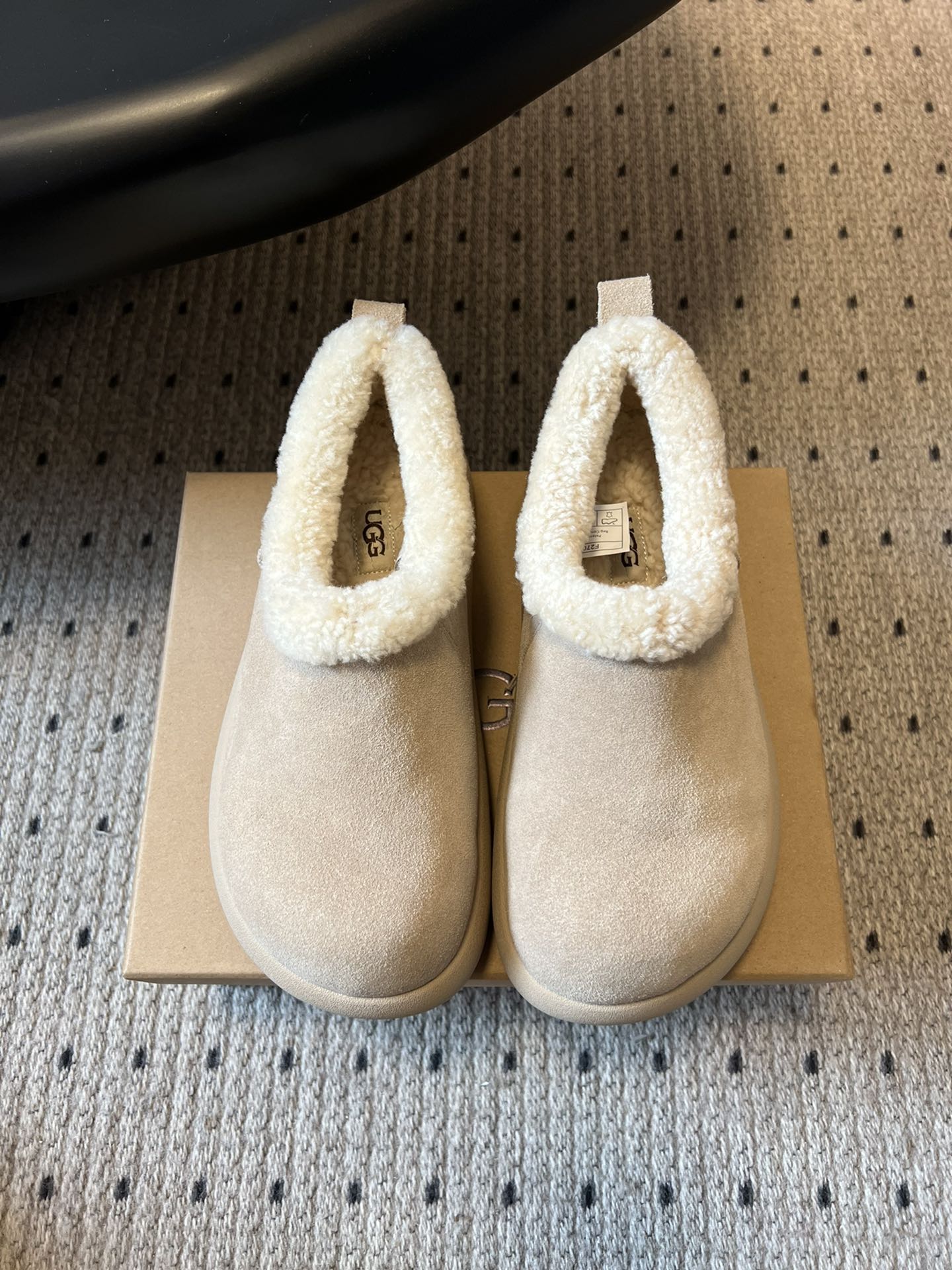 UG*圆头包头毛绒半拖雪地靴鞋面是牛反绒，鞋口和内里是厚实羊毛，脚感像踩进毛毯里，保暖又亲肤；鞋底是EV