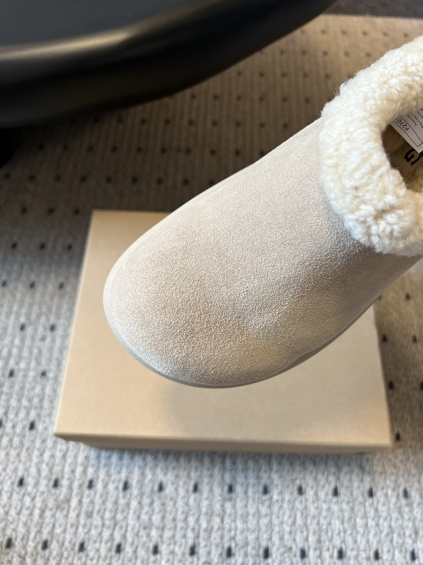 UG*圆头包头毛绒半拖雪地靴鞋面是牛反绒，鞋口和内里是厚实羊毛，脚感像踩进毛毯里，保暖又亲肤；鞋底是EV