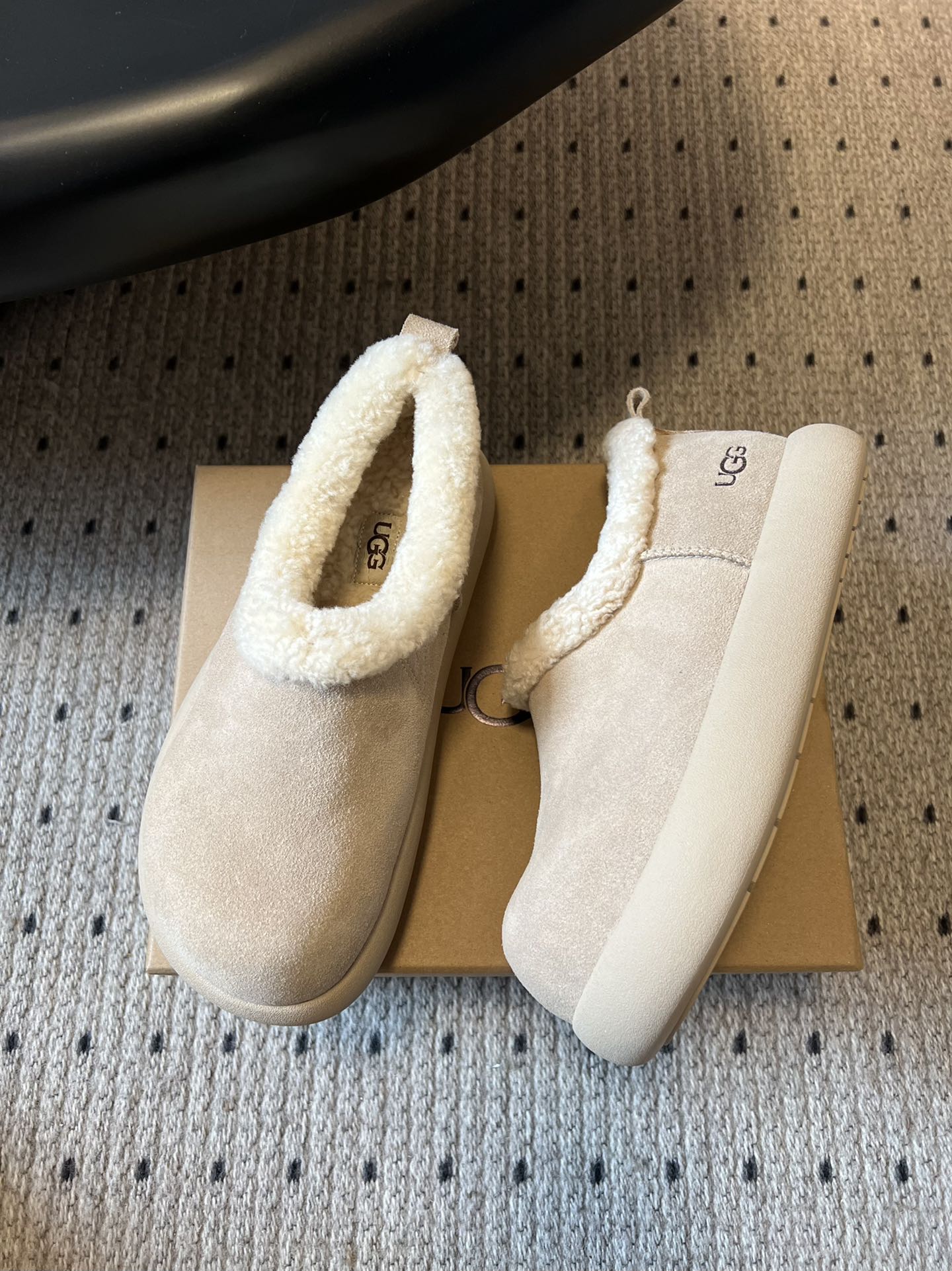 UG*圆头包头毛绒半拖雪地靴鞋面是牛反绒，鞋口和内里是厚实羊毛，脚感像踩进毛毯里，保暖又亲肤；鞋底是EV