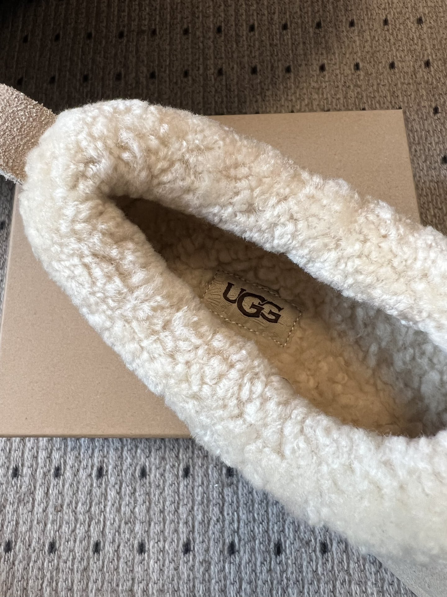 UG*圆头包头毛绒半拖雪地靴鞋面是牛反绒，鞋口和内里是厚实羊毛，脚感像踩进毛毯里，保暖又亲肤；鞋底是EV