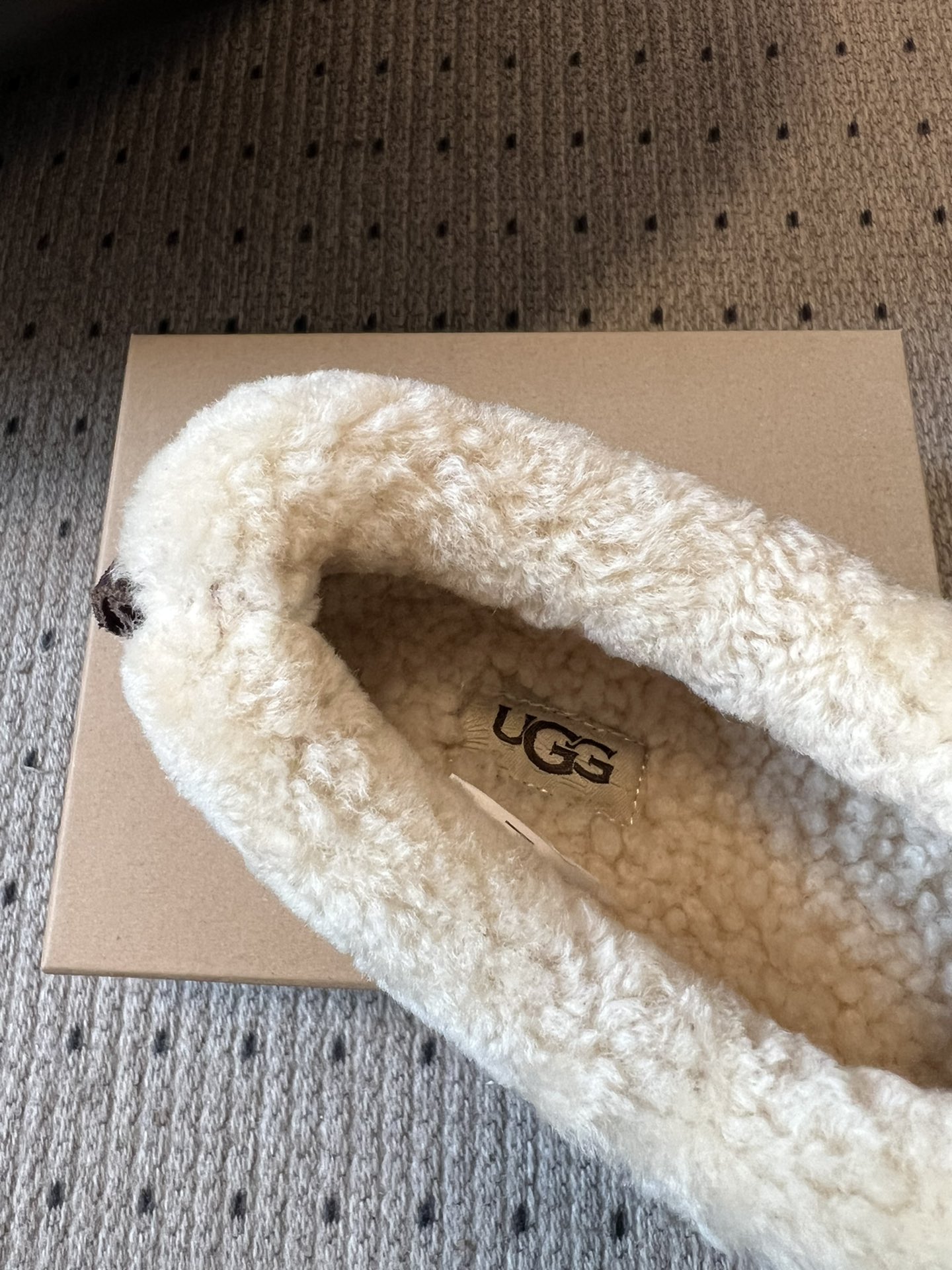 UG*圆头包头毛绒半拖雪地靴鞋面是牛反绒，鞋口和内里是厚实羊毛，脚感像踩进毛毯里，保暖又亲肤；鞋底是EV