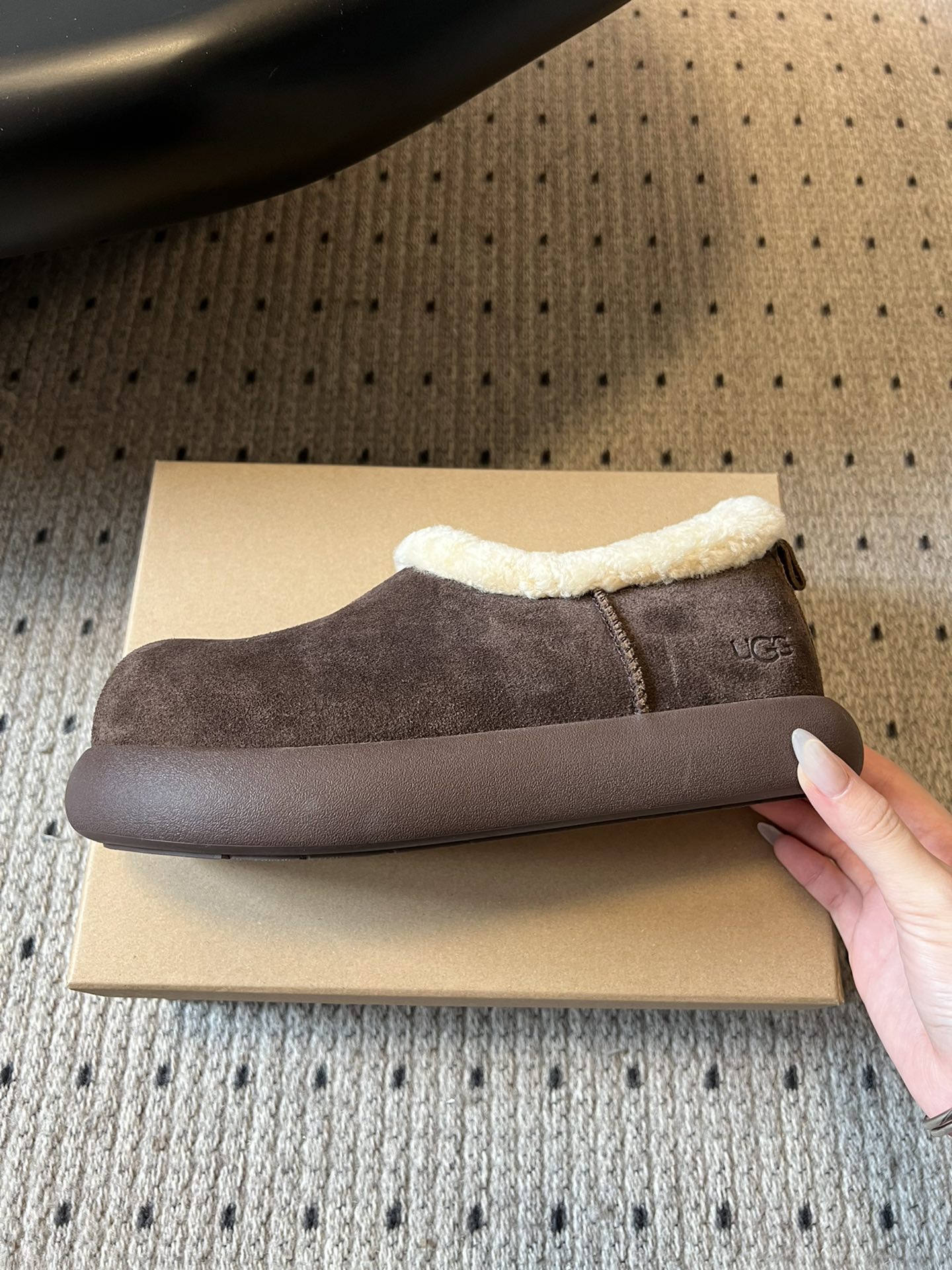 UG*圆头包头毛绒半拖雪地靴鞋面是牛反绒，鞋口和内里是厚实羊毛，脚感像踩进毛毯里，保暖又亲肤；鞋底是EV