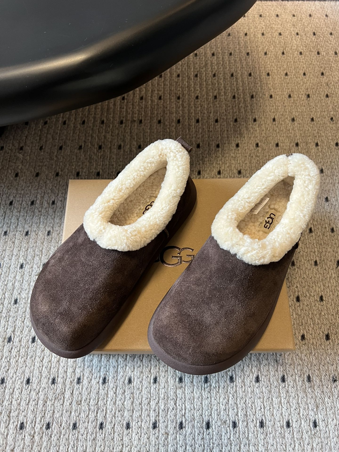 UG*圆头包头毛绒半拖雪地靴鞋面是牛反绒，鞋口和内里是厚实羊毛，脚感像踩进毛毯里，保暖又亲肤；鞋底是EV