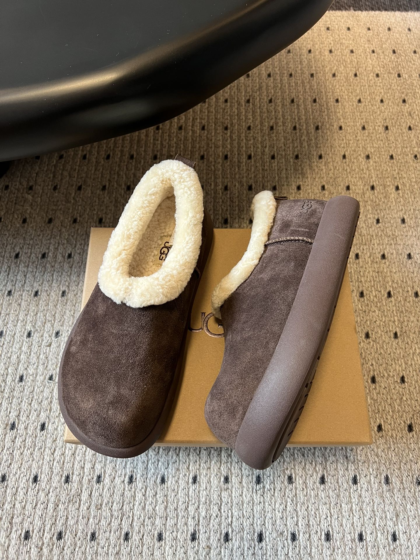 UG*圆头包头毛绒半拖雪地靴鞋面是牛反绒，鞋口和内里是厚实羊毛，脚感像踩进毛毯里，保暖又亲肤；鞋底是EV