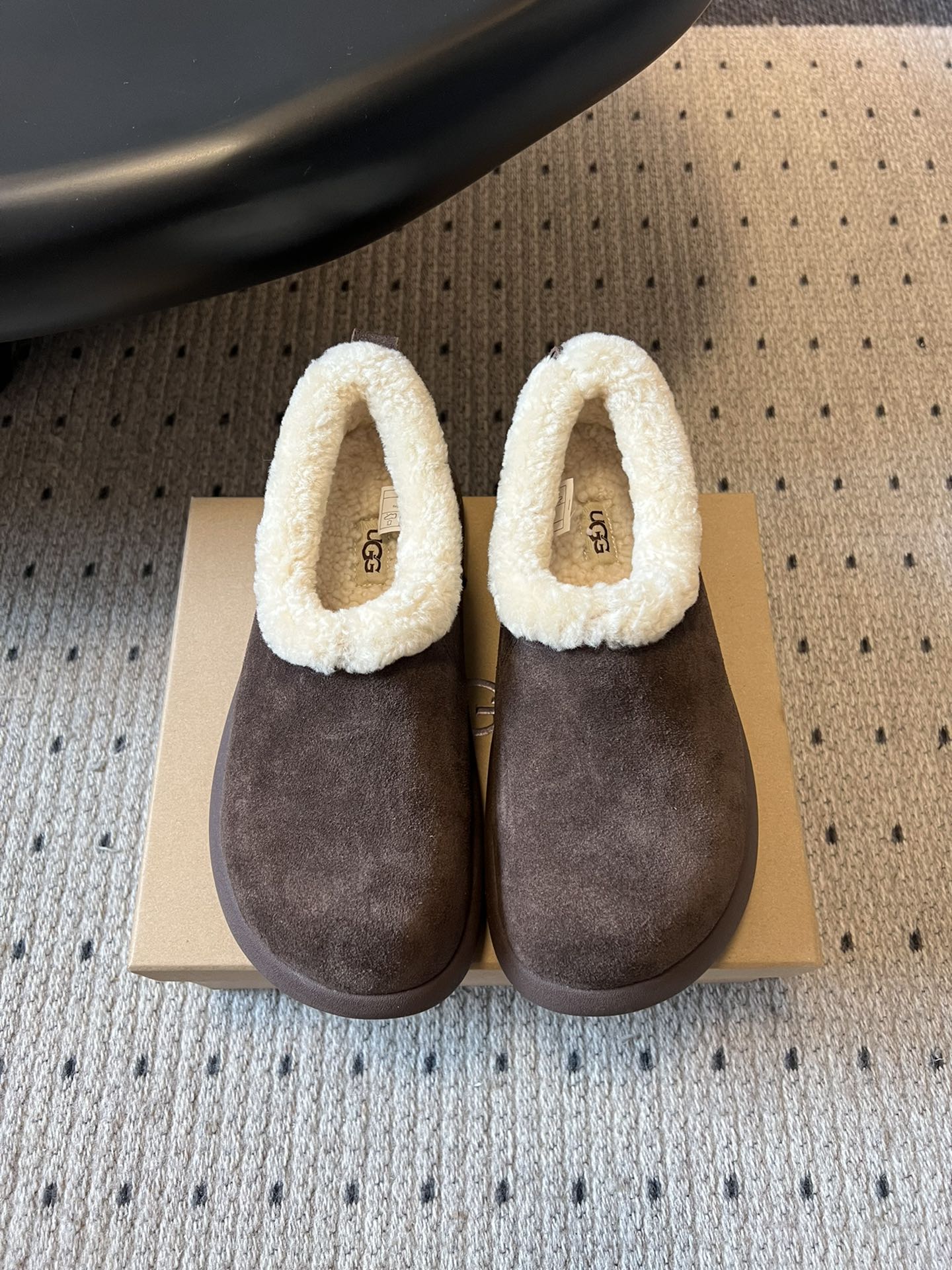 UG*圆头包头毛绒半拖雪地靴鞋面是牛反绒，鞋口和内里是厚实羊毛，脚感像踩进毛毯里，保暖又亲肤；鞋底是EV