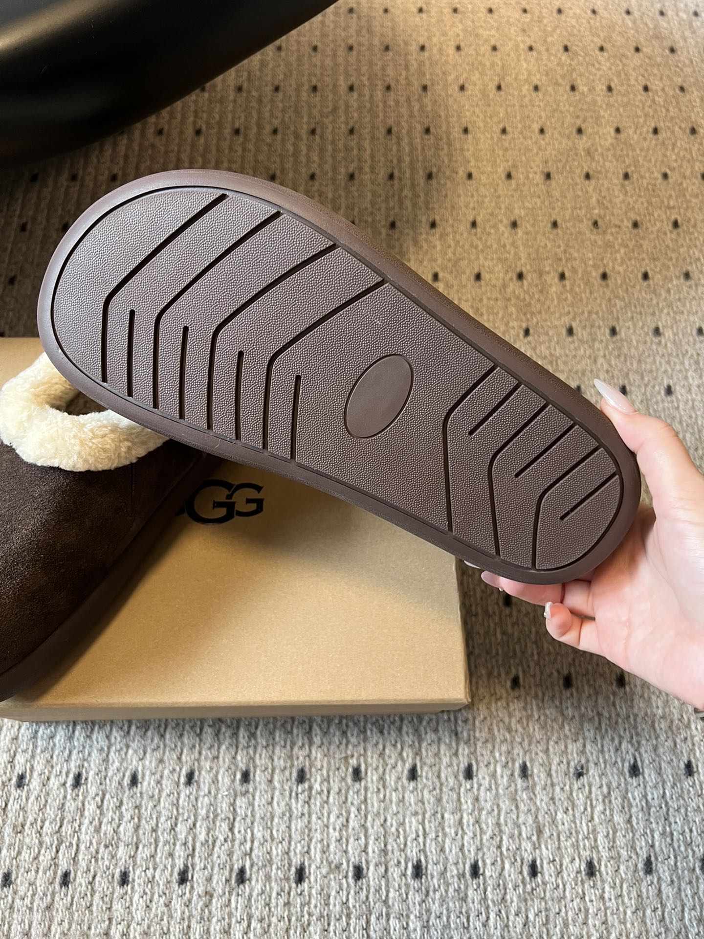 UG*圆头包头毛绒半拖雪地靴鞋面是牛反绒，鞋口和内里是厚实羊毛，脚感像踩进毛毯里，保暖又亲肤；鞋底是EV