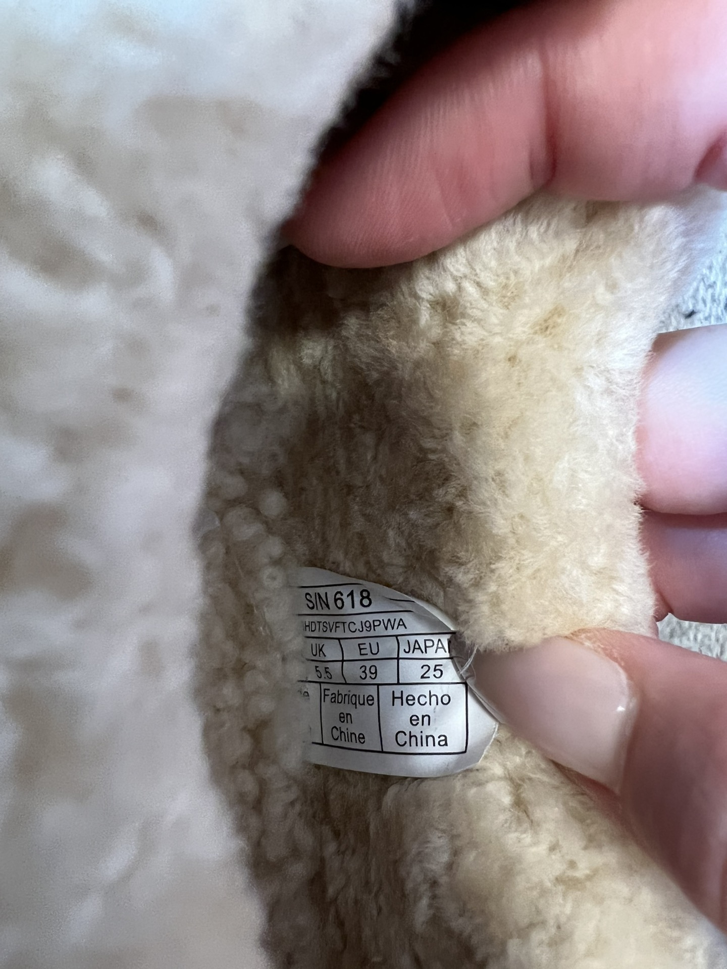 UG*圆头包头毛绒半拖雪地靴鞋面是牛反绒，鞋口和内里是厚实羊毛，脚感像踩进毛毯里，保暖又亲肤；鞋底是EV