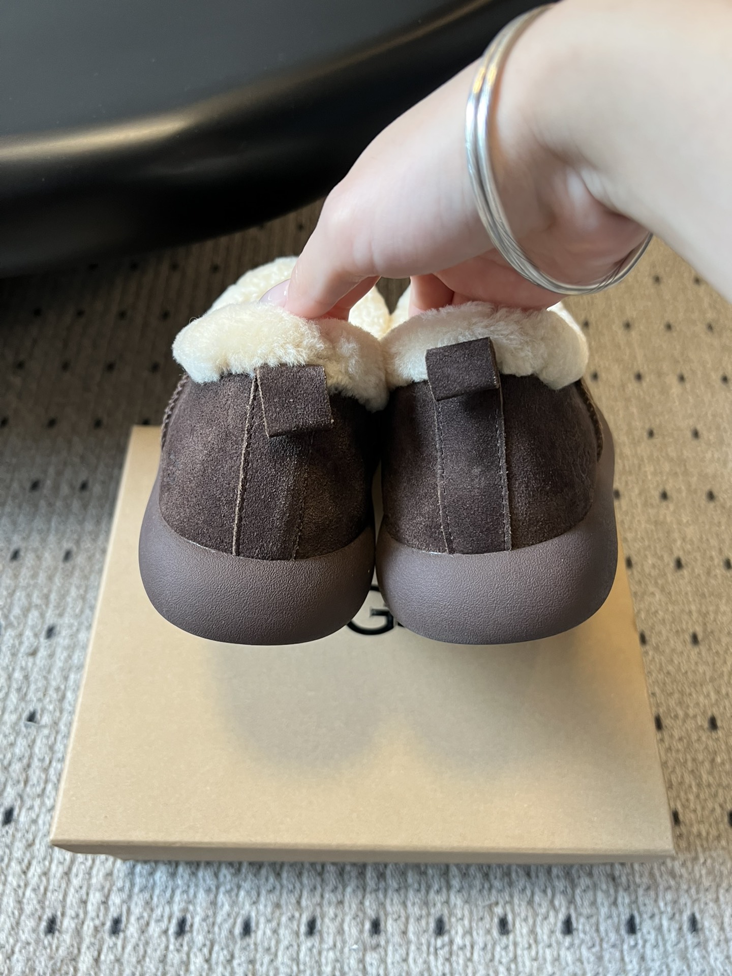 UG*圆头包头毛绒半拖雪地靴鞋面是牛反绒，鞋口和内里是厚实羊毛，脚感像踩进毛毯里，保暖又亲肤；鞋底是EV