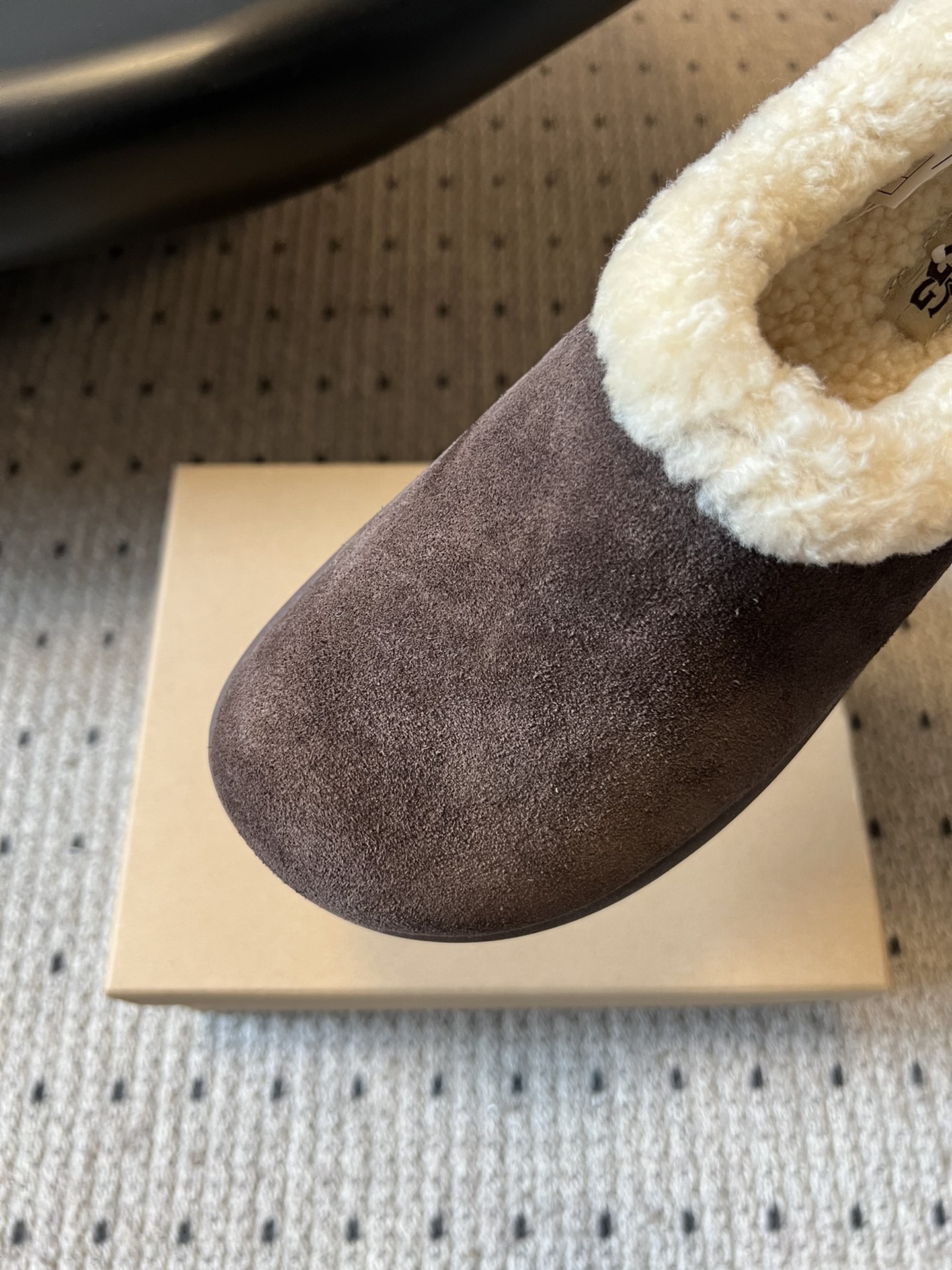 UG*圆头包头毛绒半拖雪地靴鞋面是牛反绒，鞋口和内里是厚实羊毛，脚感像踩进毛毯里，保暖又亲肤；鞋底是EV