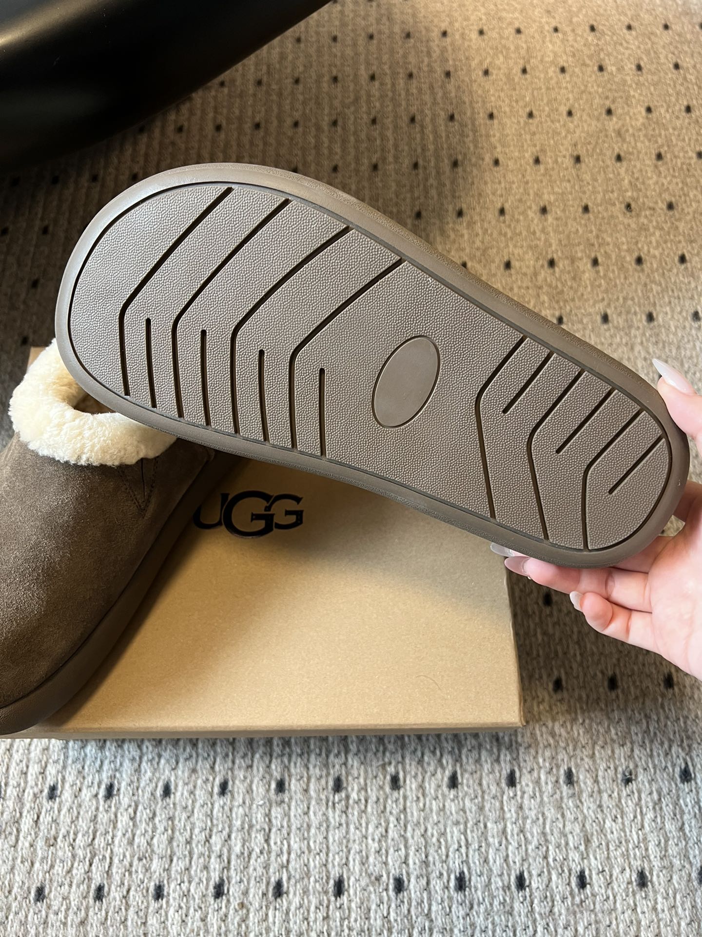 UG*圆头包头毛绒半拖雪地靴鞋面是牛反绒，鞋口和内里是厚实羊毛，脚感像踩进毛毯里，保暖又亲肤；鞋底是EV