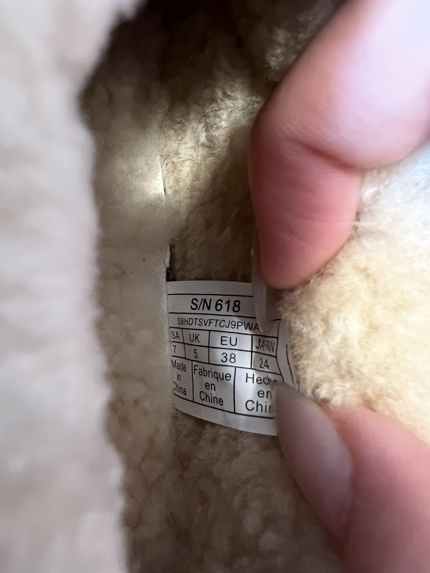 UG*圆头包头毛绒半拖雪地靴鞋面是牛反绒，鞋口和内里是厚实羊毛，脚感像踩进毛毯里，保暖又亲肤；鞋底是EV