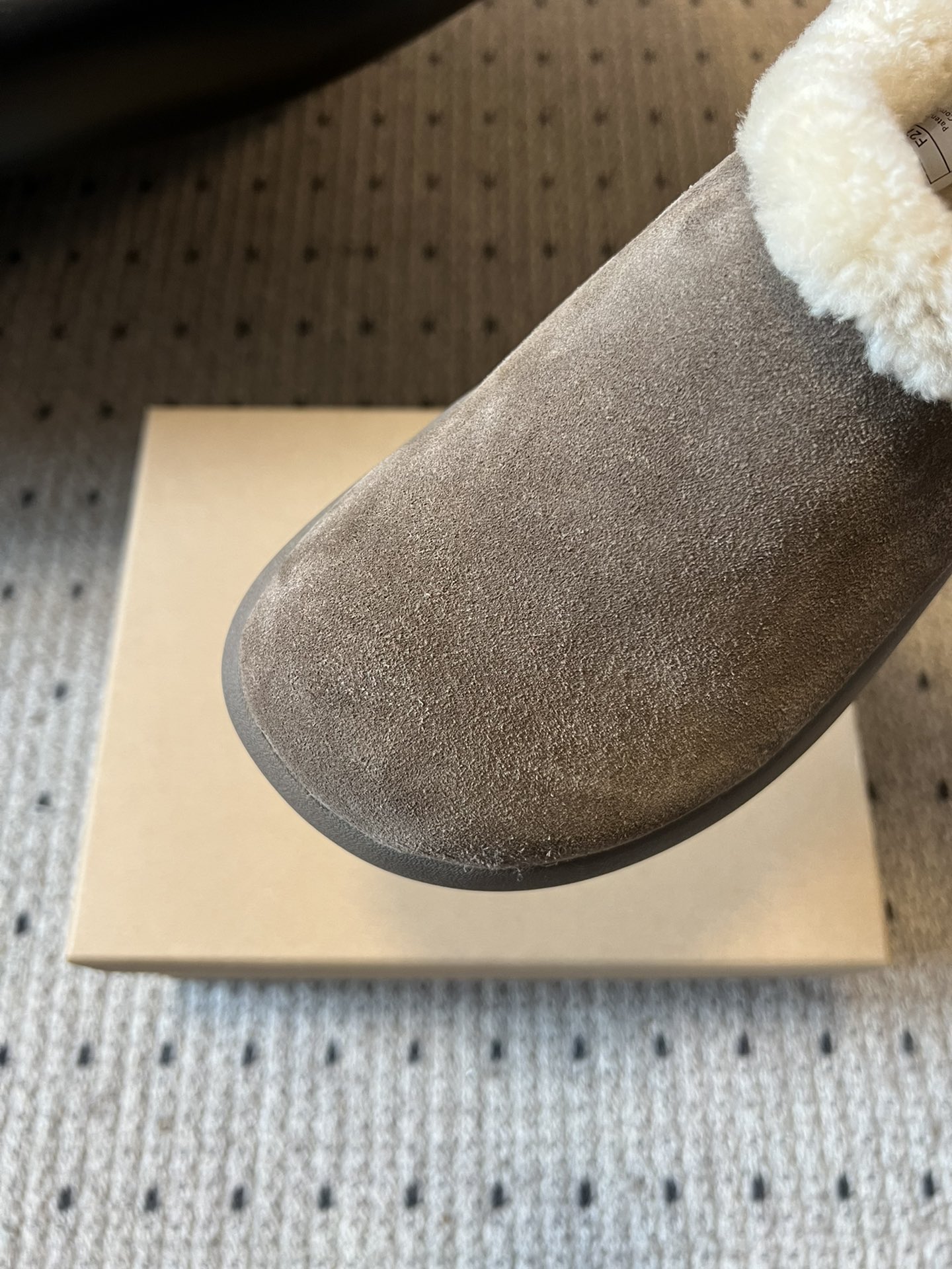 UG*圆头包头毛绒半拖雪地靴鞋面是牛反绒，鞋口和内里是厚实羊毛，脚感像踩进毛毯里，保暖又亲肤；鞋底是EV