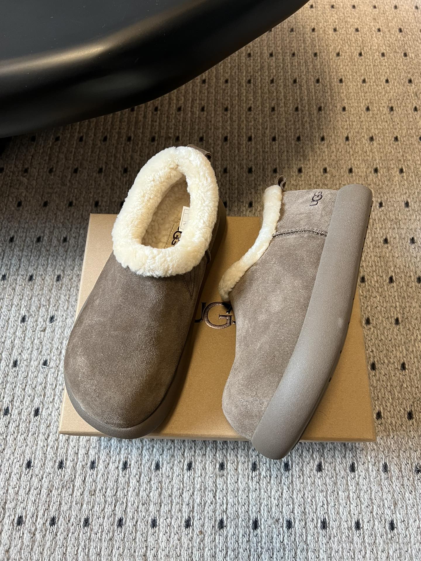 UG*圆头包头毛绒半拖雪地靴鞋面是牛反绒，鞋口和内里是厚实羊毛，脚感像踩进毛毯里，保暖又亲肤；鞋底是EV