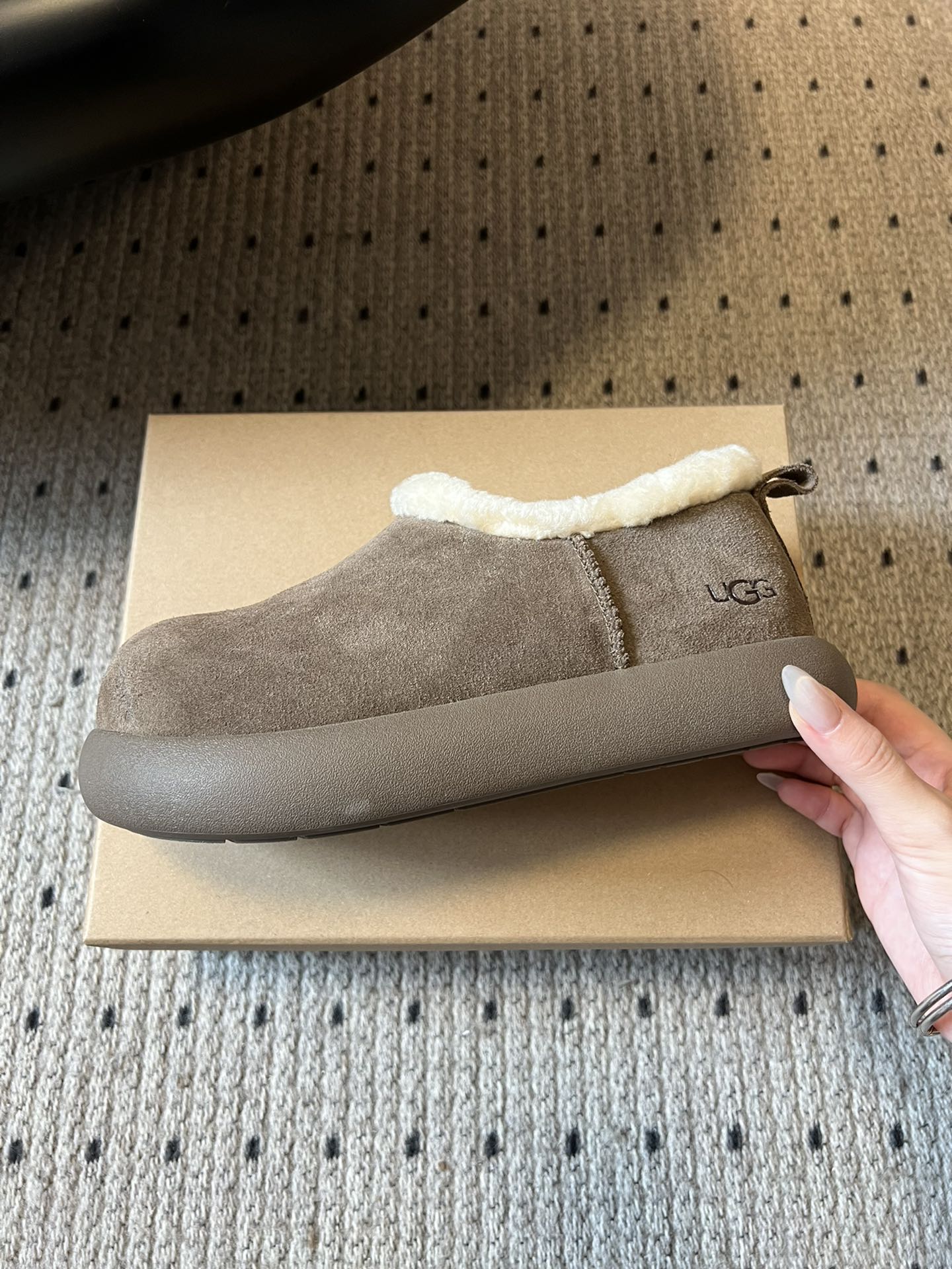 UG*圆头包头毛绒半拖雪地靴鞋面是牛反绒，鞋口和内里是厚实羊毛，脚感像踩进毛毯里，保暖又亲肤；鞋底是EV