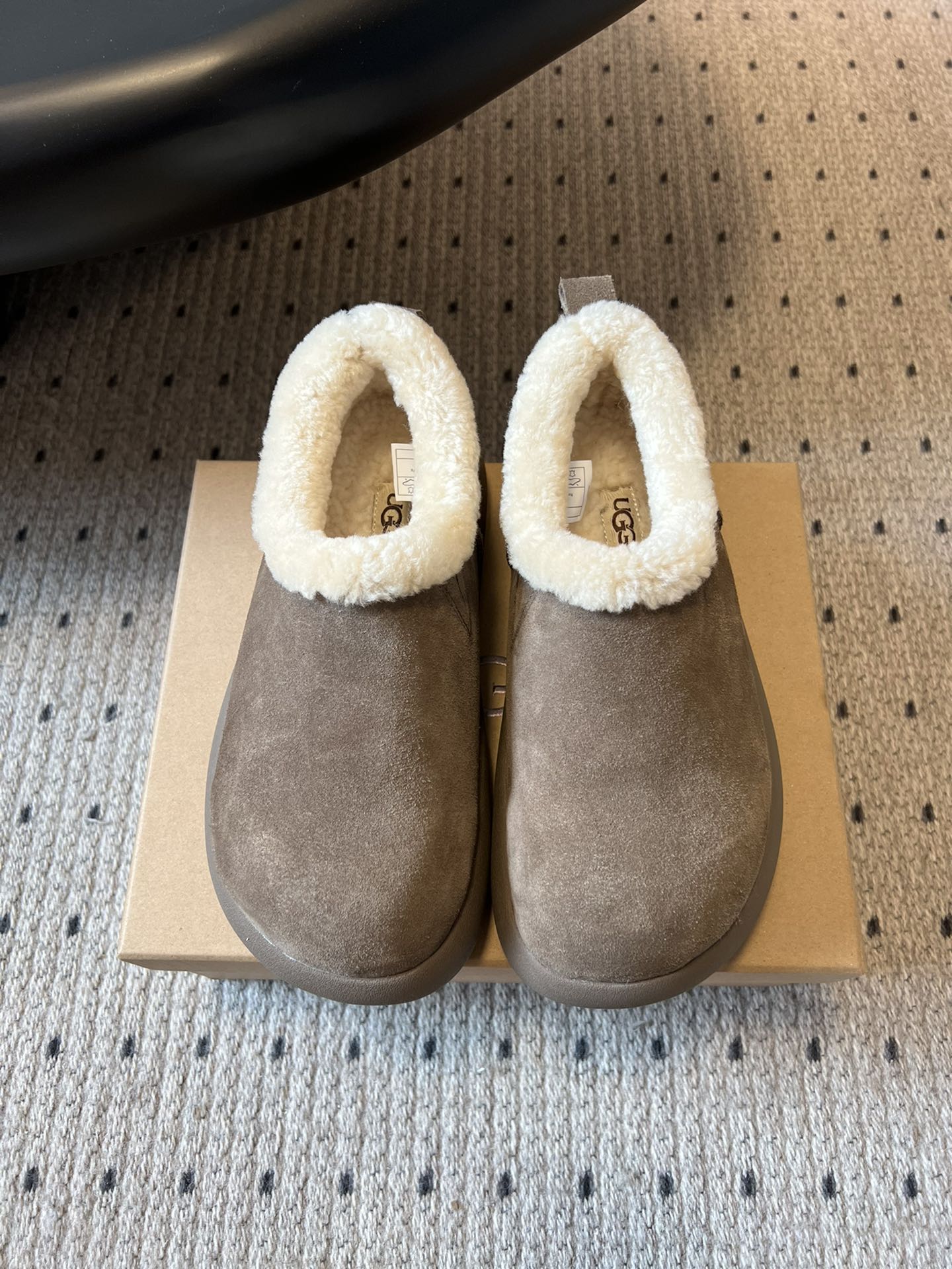 NO:594211,Top quality UG* round-toe plush half-mug snow boots. The uppers are made of cow suede, and the collar and lining are made of thick wool. The feet feel like stepping into a blanket, which is warm and skin-friendly. The soles are made of EVA lightweight rubber, which is soft and light, so you won’t feel tired after walking for a long time.  The round-toe shoe shape is highly tolerant of wide/fat feet, and does not squeeze the feet but also makes the feet appear smaller; the color is a low-saturated coffee color, with a gentle atmosphere. It can be used as a home slipper, or can be worn outside, suitable for the lazy style of autumn and winter, and the Korean casual style. The upper is made of high mercerized cow velvet, and the inner lining is Longfeng A-grade fur. The outsole is EVA foam, and the size is increased by 3.5cm.  :35-40 size (40 size customization is non-refundable), furry shoes, boots, slippers, blankets19860909顶级品质 UG*圆头包头毛绒半拖雪地靴 鞋面是牛反绒,鞋口和内里是厚实羊毛,脚感像踩进毛毯里,保暖又亲肤；鞋底是EVA轻质橡胶,又软又轻,走久了也不累. 圆头鞋型对脚宽/脚胖的包容度高,不挤脚还显脚小；配色是低饱和的咖色系,自带温柔氛围感.既能当居家拖鞋,也能外穿,适配秋冬的慵懒风、韩系休闲风穿搭. 鞋面高丝光牛绒 内里隆丰A级皮毛一体 大底EVA发泡大底 增高3.5cm size :35-40码（40码定制不退换）,毛毛鞋,boots,slippers,blankets,Women's Shoes