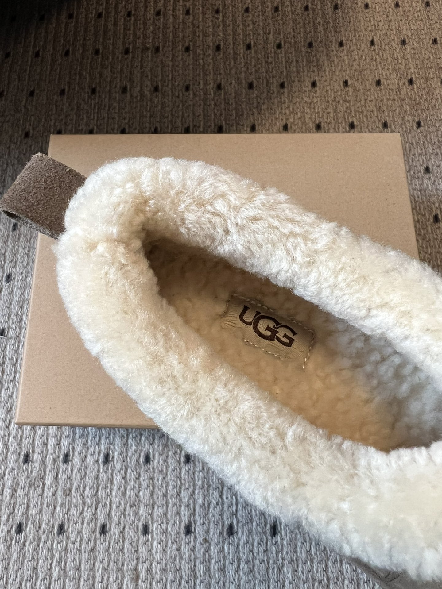 UG*圆头包头毛绒半拖雪地靴鞋面是牛反绒，鞋口和内里是厚实羊毛，脚感像踩进毛毯里，保暖又亲肤；鞋底是EV