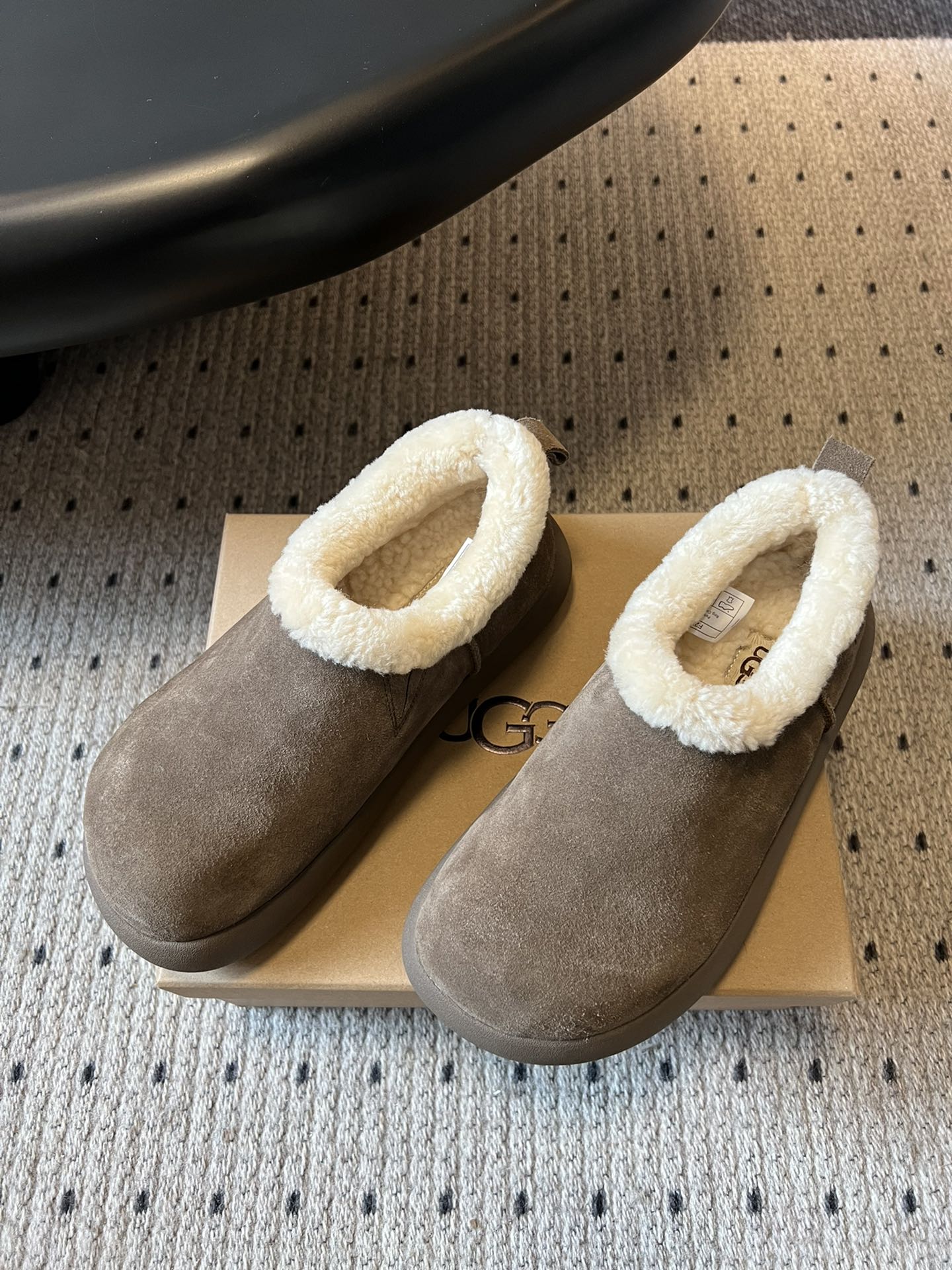 UG*圆头包头毛绒半拖雪地靴鞋面是牛反绒，鞋口和内里是厚实羊毛，脚感像踩进毛毯里，保暖又亲肤；鞋底是EV