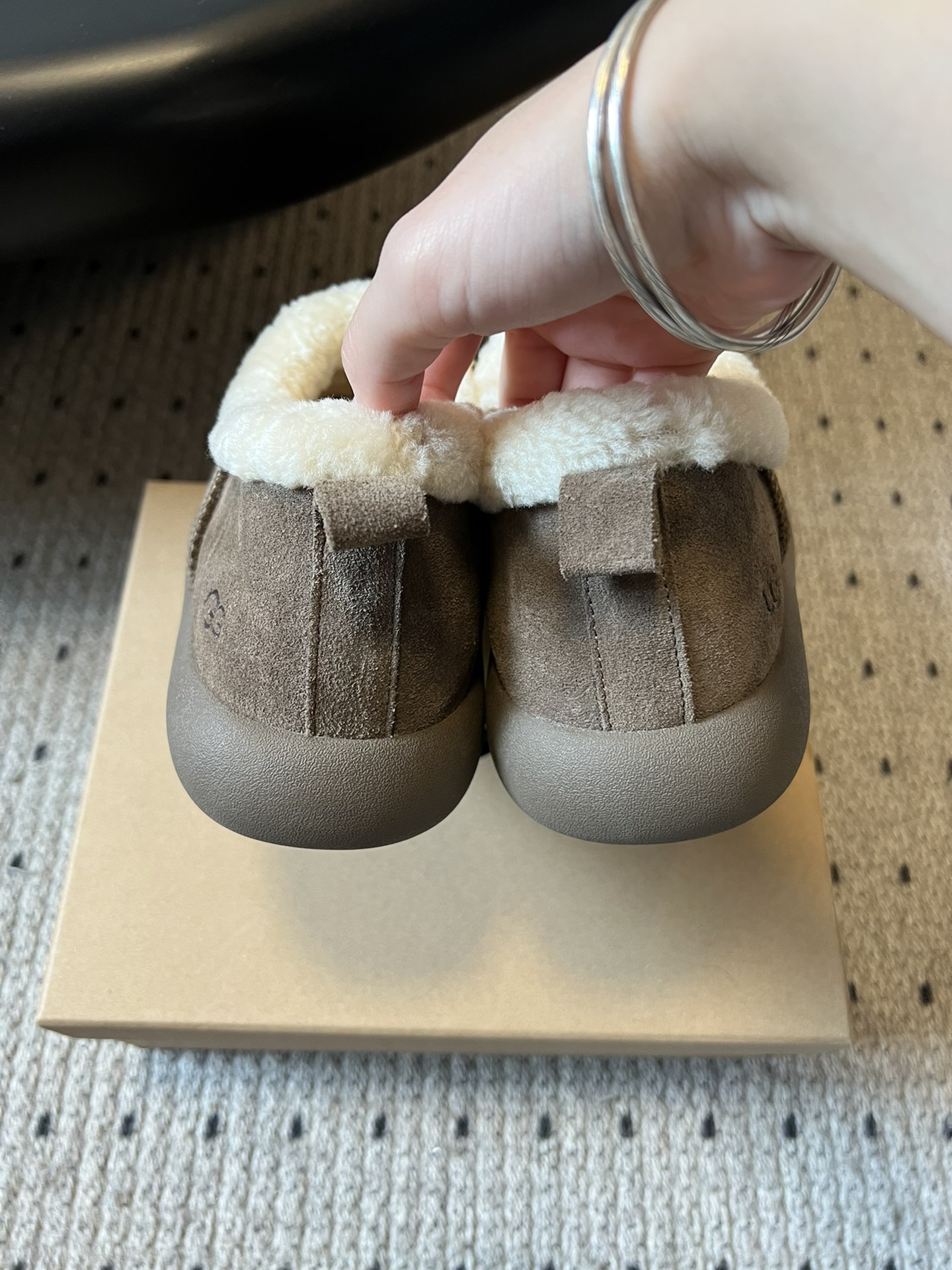 UG*圆头包头毛绒半拖雪地靴鞋面是牛反绒，鞋口和内里是厚实羊毛，脚感像踩进毛毯里，保暖又亲肤；鞋底是EV