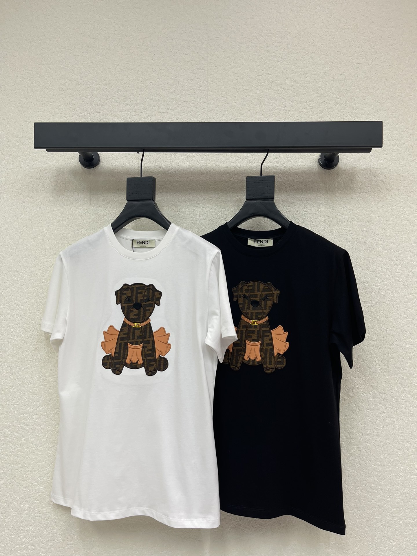 NO:587945,Fend*26 early spring new round neck jacquard cartoon short-sleeved T-shirt. Customized YB twill cotton material, fine texture, comfortable and breathable, loose short-sleeved cut, highlighting the brand style, made of cotton material, slightly stretchy, showing a slimming visual effect, embroidered patch technology to restore color on the chest  Le skirt puppy double F floral logo, echoes the brand style, the style is lively and childlike, rich in layers, fashionable and casual, and looks stylish when worn alone or inside. SML, fendi, skirts, T-shirt, tees, t-shirt, alexander  wang19860909Fend*26早春新款圆领提花卡通短袖T恤.定制YB斜纹全棉材质,质感细腻,舒适透气,宽松短袖裁剪,凸显品牌格调,采用全棉材质,略带有弹力,呈现显瘦视觉效果,胸前还原色彩的刺绣贴布工艺勾勒裙子小狗双F花体字徽标,品牌格调呼应,风格活泼童趣层次丰富,时髦休闲,单穿内搭都出彩时髦.SML,,fendi,skirts,T-shirt,tees，t-shirt,alexander wang,Women's clothing