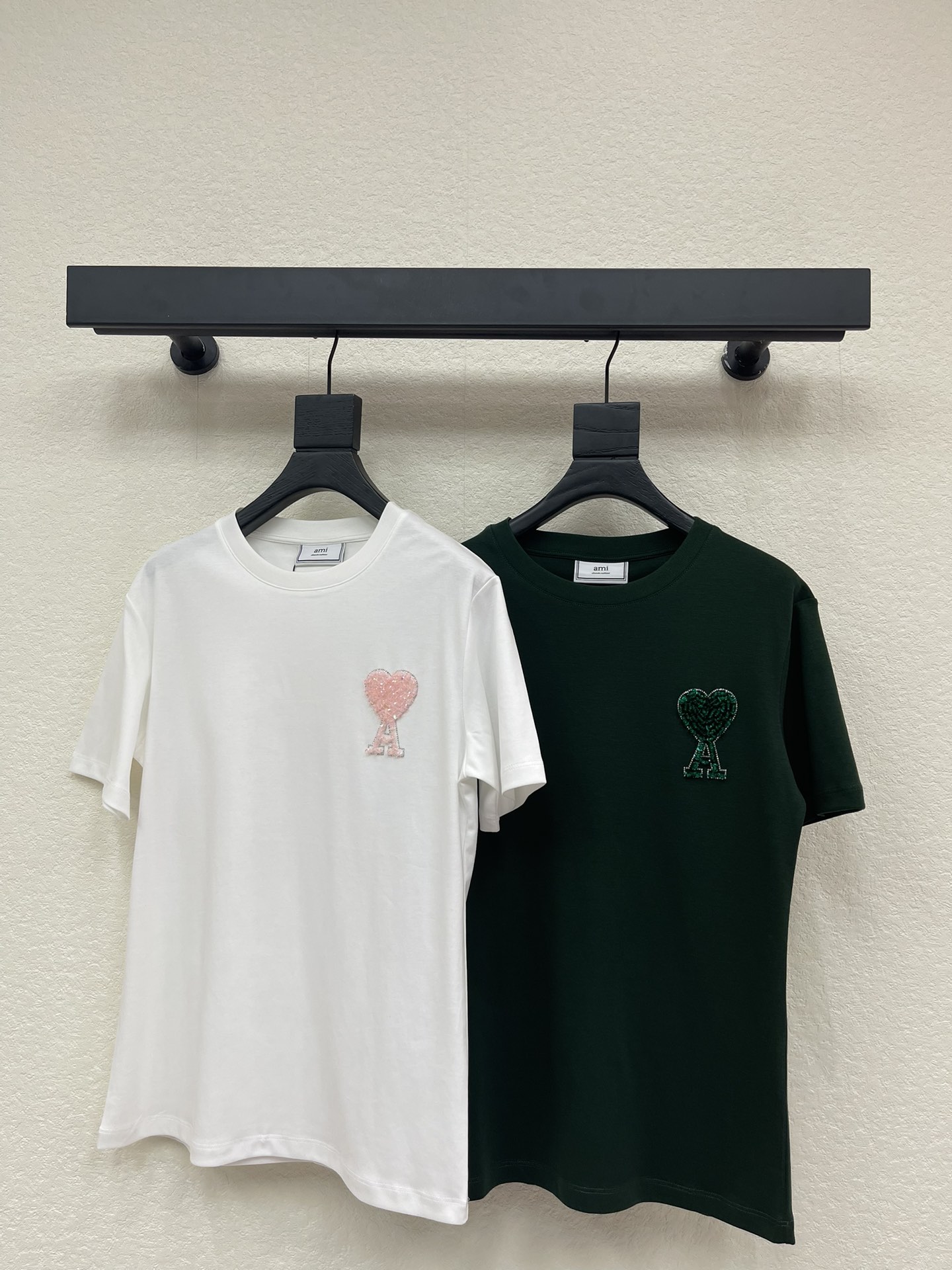 NO:587953,Ami*26 new early spring beaded embroidery round neck short-sleeved T-shirt. Customized YB native cotton material, breathable and comfortable, full of texture, regular T-shirt cutting, highlighting the brand style, made of heavyweight pure cotton, full of drape, showing a slimming visual effect, embroidered love A-word emblem on the chest  The logo pattern, the beading refracts light, sparkles and charming, and the three-dimensional texture is more advanced, making the sense of fashion and high-end appear immediately, creating a personalized style, fashionable and relaxed, and looks stylish when worn alone or worn inside. SML,, T-shirt, tees, t-shirt, alexander  wang19860909Ami*26早春新款钉珠刺绣圆领短袖T恤.定制YB原生全棉材质,透气舒适,质感十足,常规T恤裁剪,凸显品牌格调,采用克重纯棉制成,垂坠感十足,呈现显瘦视觉效果,胸前利用刺绣工艺爱心A字徽标图案,钉珠折射光线,闪耀迷人,立体质感更添高级,让时尚高级感立刻显现,打造个性风格,时髦松弛,单穿内搭都出彩时髦.SML,,T-shirt,tees，t-shirt,alexander wang,Women's clothing