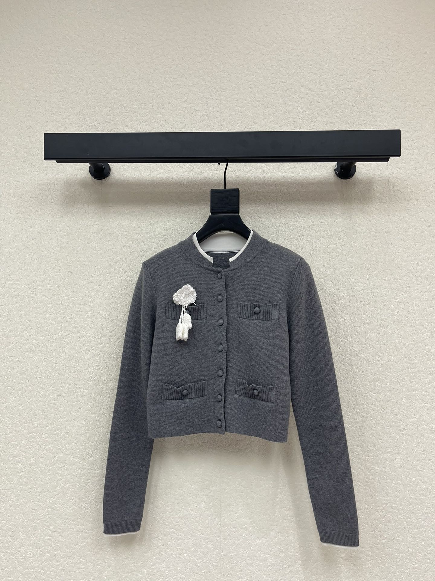 NO:590691,-*The new autumn and winter SP light gray wool blended knitted cardigan. The light gray is really too high-end!  Made of wool blended material, versatile fit, and dropped shoulders design, it looks very lazy and casual, but also a little playful. It can be worn alone or paired with a shirt, which directly adds to the sense of layering. This light gray tone has a lazy and gentle temperament. Whether it is paired with jeans or a skirt, it has a great atmosphere and will turn heads when walking on the road. SML,,skirts,jeans,shirts,alexander wang19860909-*秋冬新款SP浅灰色羊毛混纺针织开衫 浅灰色真的太高级啦！羊毛混纺的材质,版型百搭,落肩的设计,显得整个人很慵懒随性,又有点小俏皮.可以单穿,也可以在里面搭配一件衬衫,层次感直接拉满.这种淡淡的灰调,自带一种慵懒又温柔的气质,不管是搭配牛仔裤还是裙子,都超有氛围感,走在路上回头率爆表 SML,,skirts,jeans,shirts,alexander wang,Women's clothing