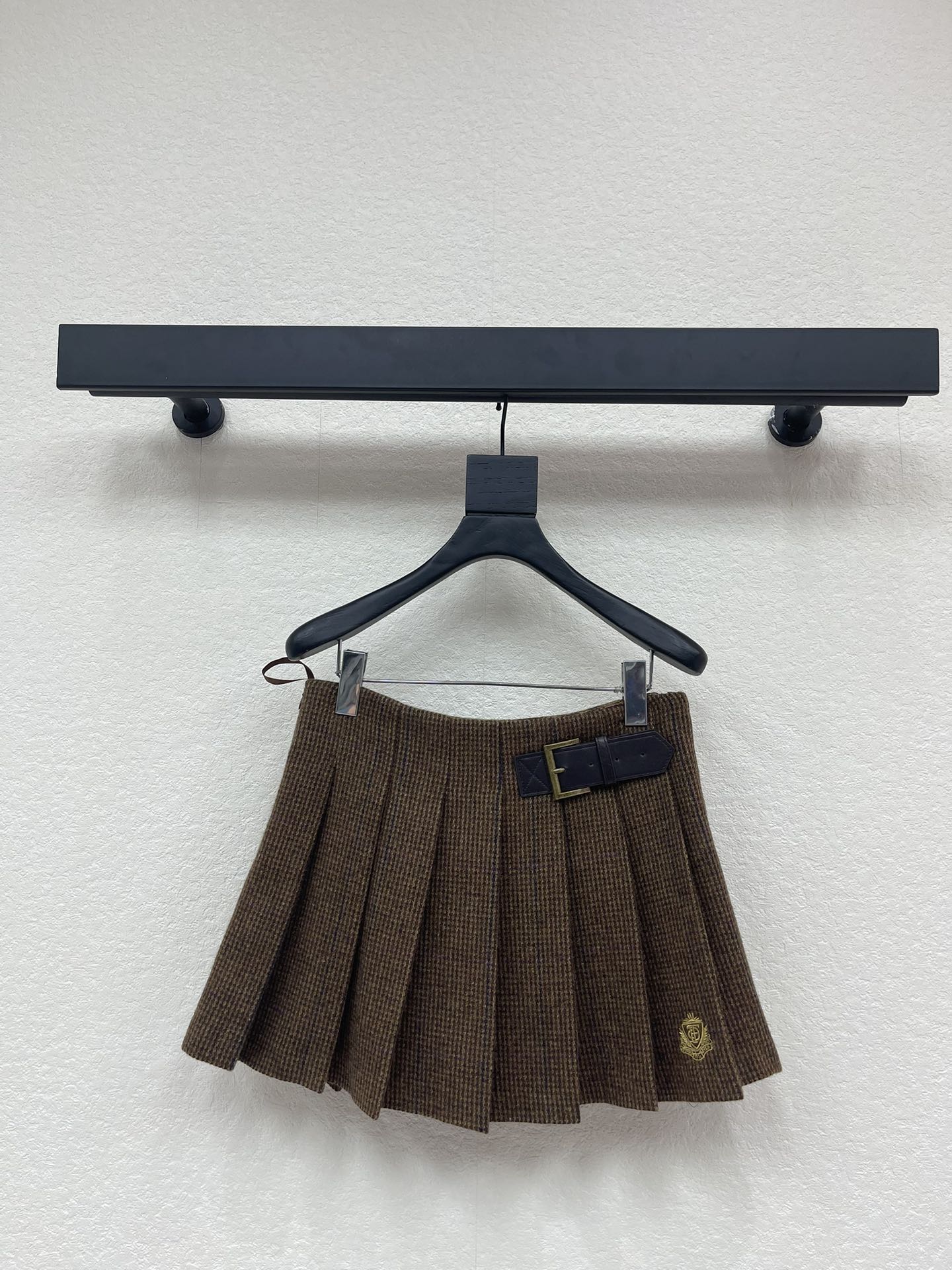 NO:590693,Design 25 autumn and winter new products. Corduroy double-pocket short jacket and windbreaker with A-line high-waisted skirt. Plaid pleated skirt design. A set of upper body that shows long legs. Super western English college style suit. The embroidery design details are salty and sweet, making you look younger and handsome. It looks good with any fashionable outfit. SML,,skirts,jackets & coats,jackets & coats,alexander wang19860909设计25秋冬新品拼接灯芯绒双口袋短款夹克风衣外套搭配A字高腰半裙 格纹百褶裙设计 一套上身超显腿长 超洋气的英格兰学院风套装 绣花设计细节可盐可甜减龄又帅气 时髦精神器怎么搭都好看 SML,,skirts,jackets & coats,jackets & coats,alexander wang,Women's clothing