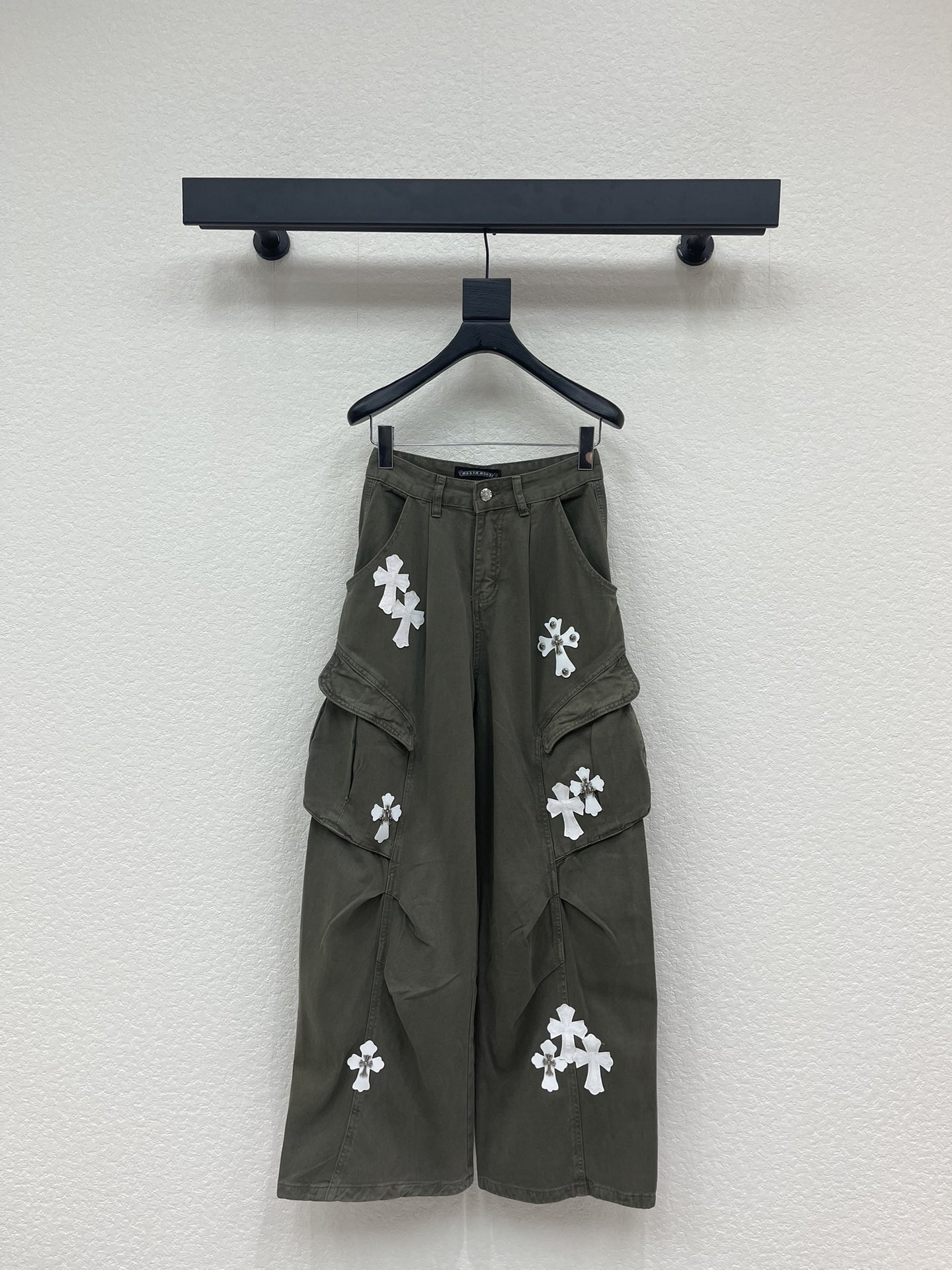 NO:590365,Crow Heart* metal buckle retro cargo straight pants!  Work pockets are decorated with metal buckles for a high-end look!  Customized imported pure cotton fabric is comfortable and breathable!  The classic version is effortless, versatile, fashionable and super slimming!  Highly recommended single product, customized hardware accessories. SML, chrome hearts, alexander wang19860909克罗心*金属扣复古工装直筒裤！工装口袋金属扣装饰高级感拉满！定制进口纯棉面料感舒适透气！经典版型不挑人百搭又时髦上身超显瘦！强烈推荐单品,定制五金配件.SML,,chrome hearts,alexander wang,Women's clothing