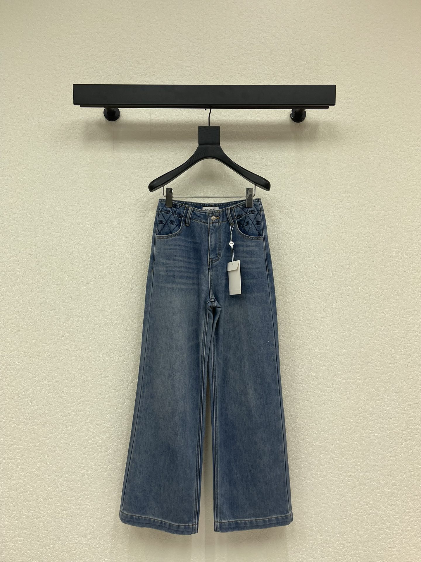 NO:589244,Chane* small fragrant style pockets with hot rhinestone embroidery winter fleece plus velvet straight jeans are a must-have series for autumn and winter. They are made of original color yeast retro nostalgic washing process and selected imported denim cotton micro-elastic fabric. The upper body has no sense of restraint and is soft. The waist pocket has hot rhinestone embroidery LOGO design. Small people can easily get it√ The texture is soft and comfortable!  Suitable for any body shape. One-piece winter series for South China. Color dark blue. Sizes SML, chanel, jeans, alexander wang19860909Chane*小香风口袋烫钻刺绣冬季抓毛加绒直筒牛仔裤秋冬必备系列,采用原色酵母复古怀旧水洗工艺精选进口牛仔棉微弹面料上身没束缚感,柔软,腰头口袋烫钻刺绣LOGO设计,小个子轻松get√质感柔软舒适！任何身形都可驾驭.华南地区一件过冬系列 颜色深蓝 尺码SML,,chanel,jeans,alexander wang,Women's clothing