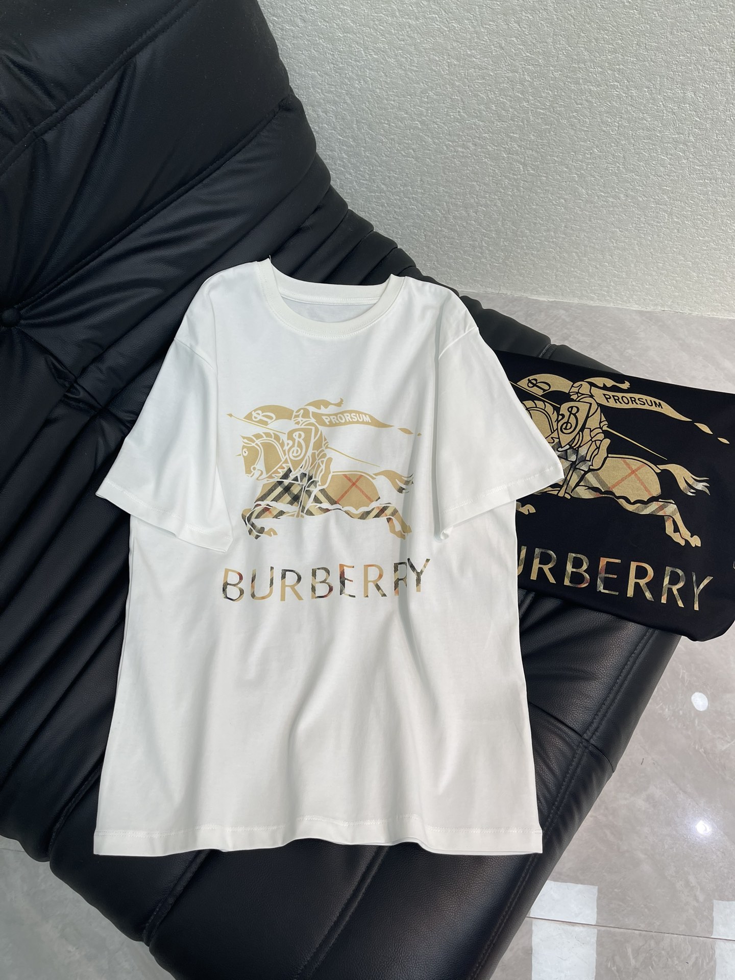 NO:590362,Burberr**26 early spring new war horse letter printed short-sleeved T-shirt. High-density fashionable sports style. Every daily wear. Playful and age-reducing design elements full of vitality. High quality. Size SML A,,burberry,T-shirt,tees,t-shirt,alexander wang19860909Burberr**26早春新款战马字母印花短袖T恤 高密度时髦运动风 每个日常的穿搭 俏皮减龄充满元气的设计元素 高品质 尺码SML A,,burberry,T-shirt,tees，t-shirt,alexander wang,Women's clothing