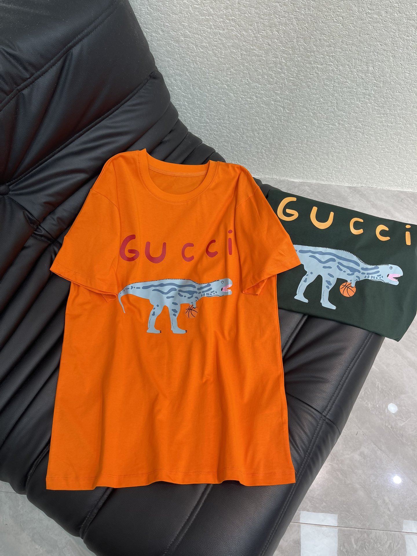 NO:590388,Gucc*26 new early spring short-sleeved T-shirt with dinosaur letter print. High-density fashionable sports style. Every daily wear. Playful and age-reducing design elements full of vitality. High quality. Sizes SML, gucci, T-shirt, tees, t-shirt, alexander wang19860909Gucc*26早春新款小恐龙字母印花短袖T恤 高密度时髦运动风 每个日常的穿搭 俏皮减龄充满元气的设计元素 高品质 尺码SML,,gucci,T-shirt,tees，t-shirt,alexander wang,Women's clothing