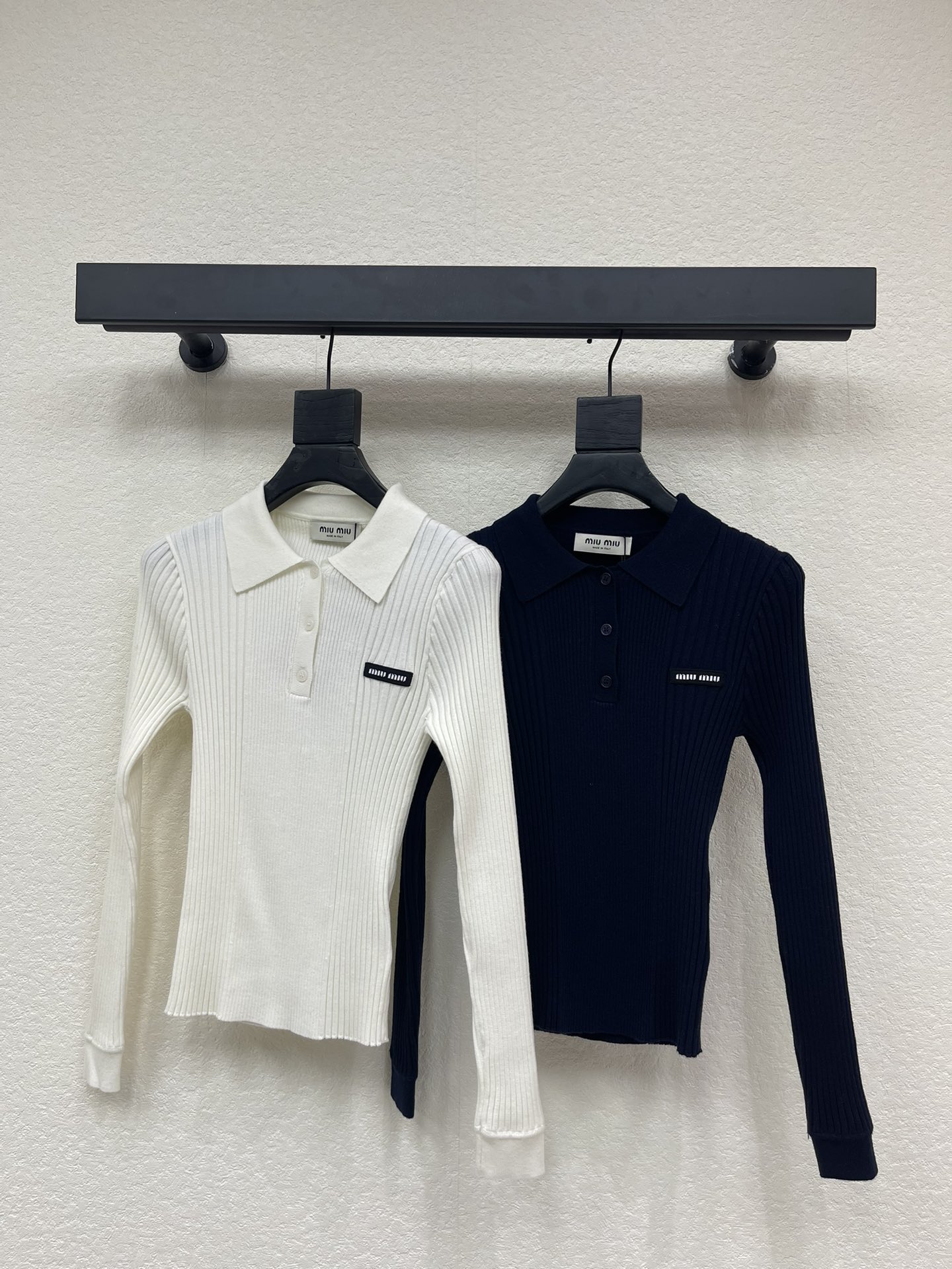 NO:590371,MiuMi*25 new fall and winter style lapel knitted long sleeves!  Customized wool yarn weaving, high-end and comfortable texture, slim knitted long-sleeved cut, iconic letter logo pattern on the chest to highlight the brand personality and highlight the high-end look. Vertical pit strip texture slimming design allows simple styles to be worn with sexy personality. Elasticity makes it more refined. The outfit shows a relaxed tonality and is full of light luxury and fashionable temperament!  SML,,miumiu,alexander wang19860909MiuMi*25秋冬新款翻领针织长袖！定制羊毛纱线织造 质感高级舒适 修身针织长袖剪裁 胸前装点标志性字母徽标图案 彰显品牌个性 凸显穿搭高级感 竖坑条纹理显瘦设计 让简单款式穿出性感个性 弹性松紧更显精致 穿搭尽显松弛调性 轻奢时髦气质十足！SML,,miumiu,alexander wang,Women's clothing