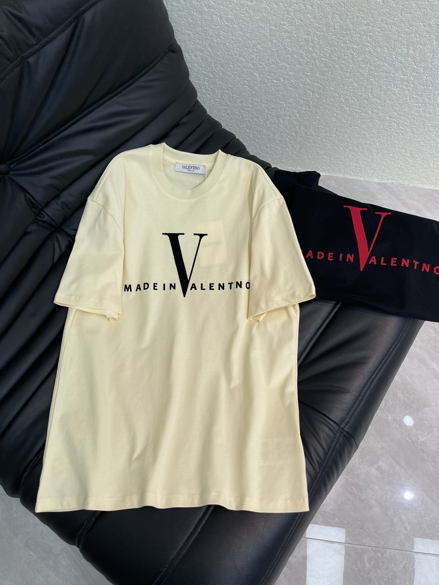 NO:587966,Valentin*26 early spring new style flocked letter round neck short-sleeved T-shirt. p Customized YB cotton material, fine texture, breathable and comfortable, loose shoulder short-sleeved T-shirt cut, highlighting the brand style, made of pure cotton, slightly stretchy,  It presents a slimming visual effect and is available in black and white. The iconic V letter logo is embellished on the chest. The staggered details of large and small letters add to the texture. The brand's own sense of fashion is immediately apparent. You can create a trendy and fashionable style as you like. It can be worn alone or as an inner layer. SML  AA,,valentino,T-shirt,tees,t-shirt,alexander wang19860909Valentin*26早春新款植绒字母圆领短袖T恤.p定制YB全棉材质,质感细腻,透气舒适,宽松落肩短袖T恤裁剪,凸显品牌格调,采用纯棉制成,略带有弹力,呈现显瘦视觉效果,黑白两色可选,胸前点缀标志性V字字母徽标,大小字母错落细节更显质感,品牌自带的时尚感立现,随心打造潮流时髦风格,单穿内搭都出彩时髦.SML AA,,valentino,T-shirt,tees，t-shirt,alexander wang,Women's clothing