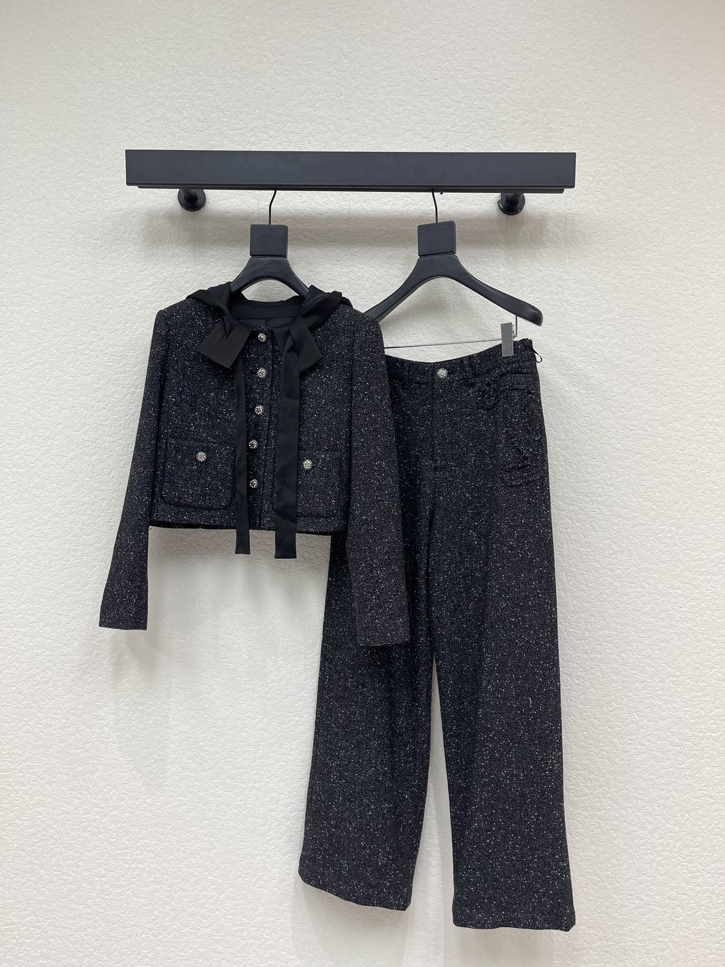 NO:590695,Jacket, trousers, Chane*25 new autumn and winter products, sweet bow tie hooded woven jacket + straight trousers suit, heavy embroidery, hand-plucked beard, super soft lining trousers lining design, a new style of small fragrance style. The sweet and cool fragrance style is really good for reducing age. The hooded style is really special and good-looking. The whole hooded version is very playful and reduces age. Such fragrant jackets are really rare. It is not easy to match when going out. It is very elegant, whether it is matched as a set or worn separately.  S-XL,,chanel,jackets & coats,hats,alexander wang19860909外套 长裤Chane*25秋冬新品甜美蝴蝶领结连帽编织外套+直筒长裤套装 重工绣花手工拔毛须 超柔里布长裤裤里设计 一种新的小香风穿搭 甜酷小香风真的好减龄 连帽款真的特别又好看 整个连帽版型很俏皮减龄这样的香香外套真的不多见 出门也不容易撞款 非常有气质 不管是一套搭配还是分开穿都非常好看 S-XL,,chanel,jackets & coats,hats,alexander wang,Women's clothing