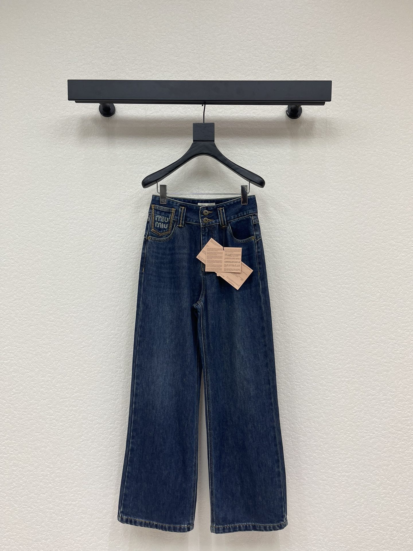 NO:589233,Miumi* fleece jeans with hot rhinestone letters. Customized twill denim cotton fabric. Retro washing technology. Double button button design. Pocket hot rhinestone letters. Nice shape. Fleece lining. No problem to wear in winter√ SML,,miumiu,jeans,alexander wang19860909Miumi*烫钻字母抓毛牛仔裤 定制斜纹牛仔棉面料 复古洗水工艺 双粒扣纽扣设计 口袋烫钻字母 版型好看 内里抓毛 冬天穿没问题√ SML,,miumiu,jeans,alexander wang,Women's clothing