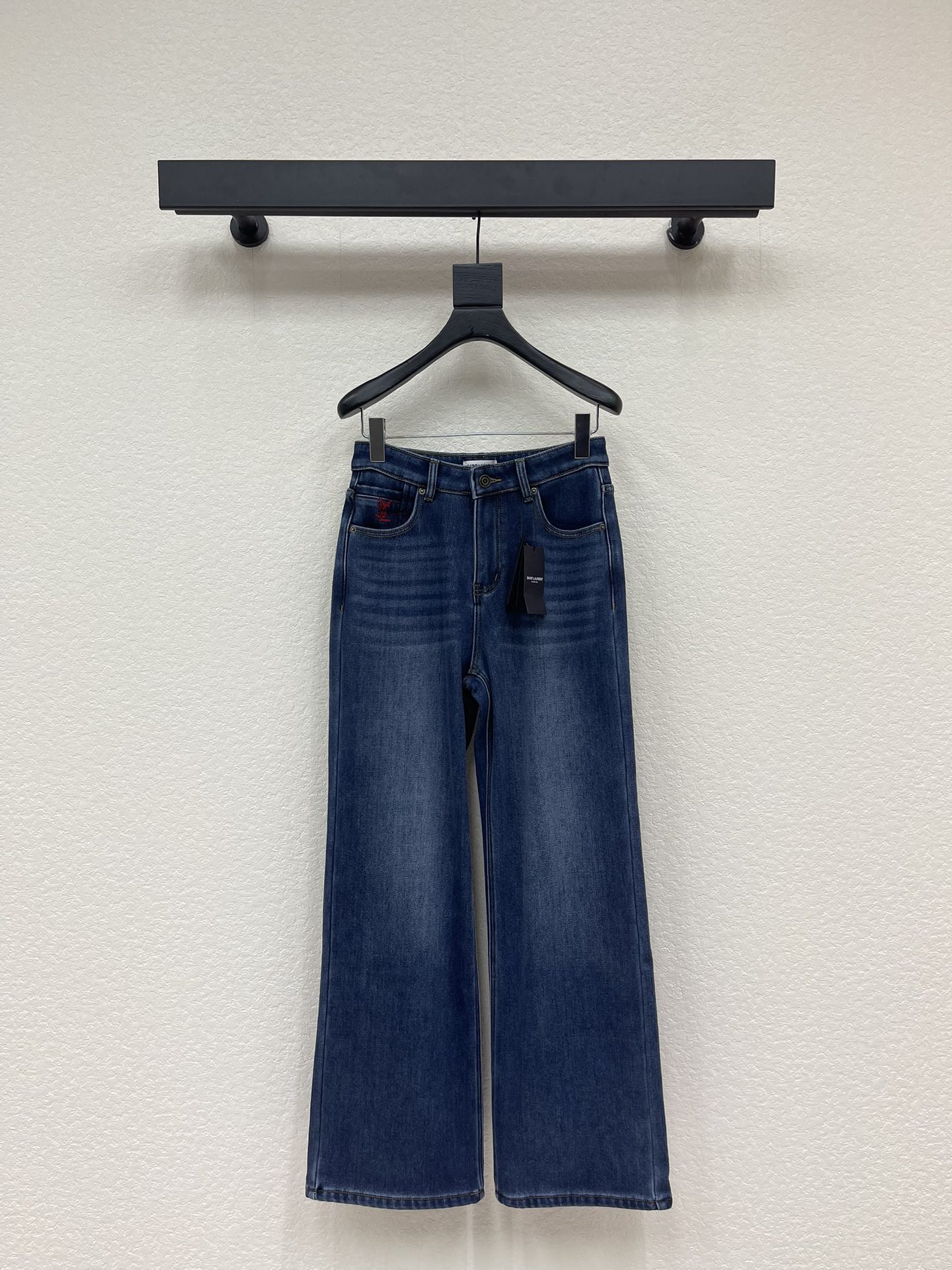 NO:589226,Ysl Yangshulin winter thickened and velvet straight jeans are a must-have series for winter. They are made of original color yeast retro nostalgic washing process and selected imported denim cotton micro-elastic fabric. The upper body has no sense of restraint. It is soft and has a pocket red embroidered letter LOGO design. Small people can easily get it. The texture is soft and comfortable!  Suitable for any body shape. The thickened velvet pants weigh more than 700 grams. They can also be worn in North China in one piece for winter. The color is dark blue and the sizes are SML, saint laurent, jeans, and alexander wang.19860909Ysl杨树林冬季加厚加绒直筒牛仔裤冬季必备系列,采用原色酵母复古怀旧水洗工艺精选进口牛仔棉微弹面料上身没束缚感,柔软,口袋红色刺绣字母LOGO设计,小个子轻松get√质感柔软舒适！任何身形都可驾驭.加厚加绒裤子克数达700多克,华北地区也能一件过冬系列 颜色深蓝 尺码SML,,saint laurent,jeans,alexander wang,Women's clothing