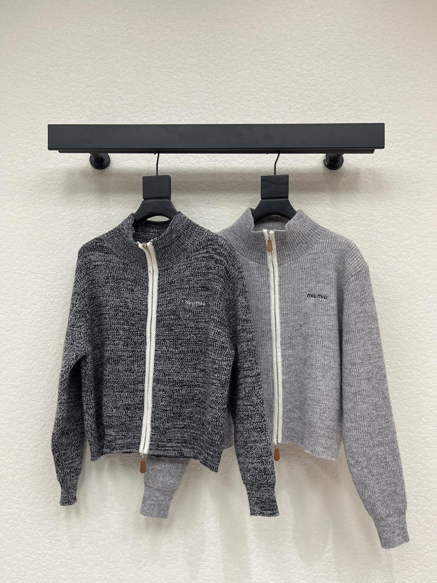 NO:589250,MiuMi*25 new autumn and winter stand-up zipper knitted long-sleeved cardigan!  Made of custom imported wool knitted material, comfortable and soft, with vertical pit strip knitted texture binding all over, and leather double zipper design to add layering to the look. The iconic embroidered letter logo is embellished on the chest to highlight the brand's tone. The long-sleeved top with stand-up collar and lapel is cut to match casually with a college temperament!  SML,,miumiu,alexander wang19860909MiuMi*25秋冬新款立拉链针织长袖开衫！定制进口羊毛针织材质织造 舒适柔软 通体竖坑条针织肌理包边 配合皮质双拉链设计 增添造型层次感 胸前点缀标志性刺绣字母徽标装饰 彰显品牌调性 立领翻领长袖上衣剪裁 随意搭配穿搭学院气质！ SML,,miumiu,alexander wang,Women's clothing