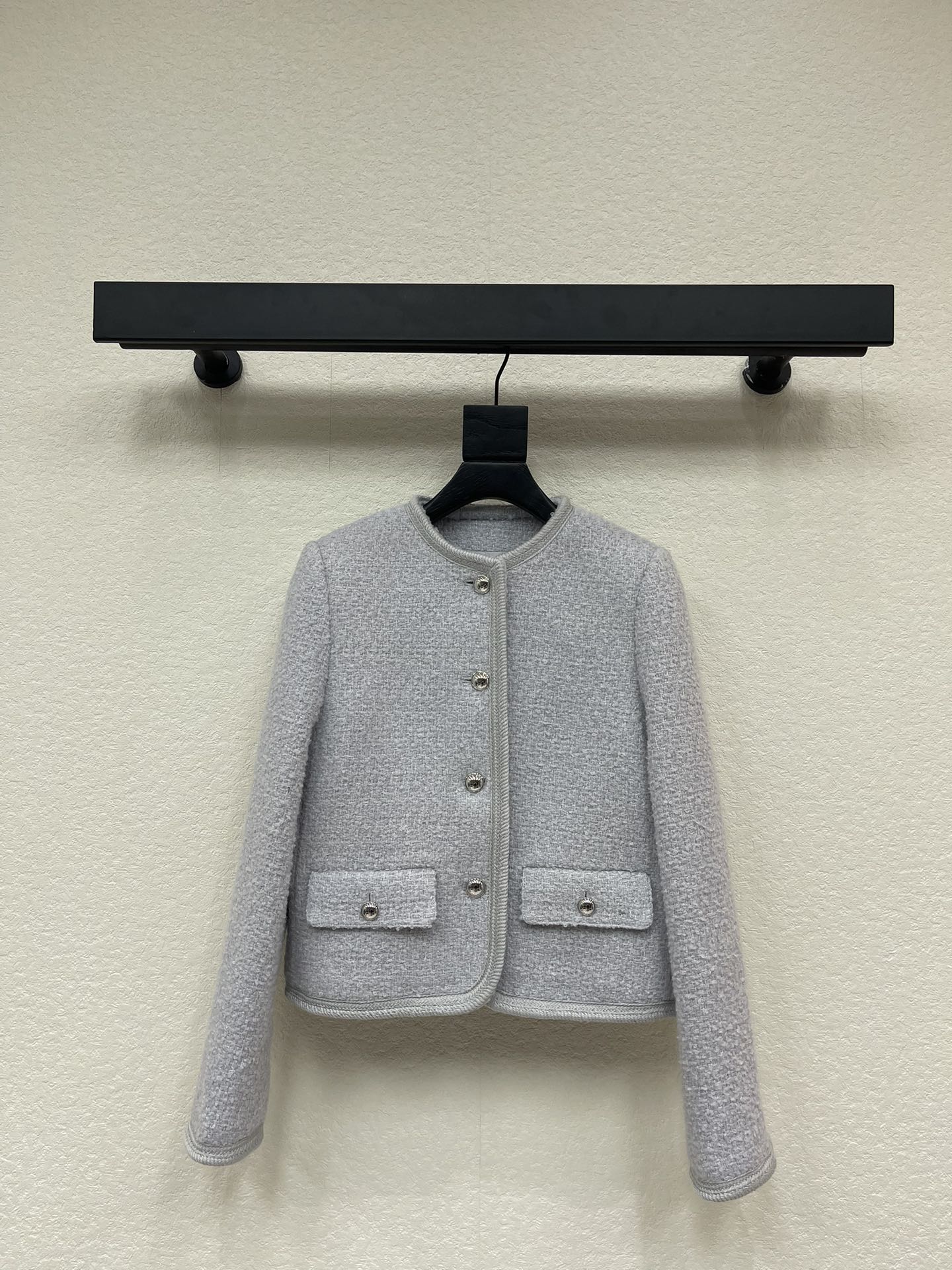 NO:590379,Celin*25 new autumn and winter sky blue woven jacket makes a rich young lady look good. The upper body has a noble temperament. The color is fresh, elegant or casual. The color is very good-looking. The classic box version is very elegant. The custom woven fabric has a good texture. It is practical and has a higher appearance. It is a must-have for whiteness and beauty. SML,,celine,jackets & coats,alexander wang19860909Celin*25秋冬新品天蓝色编织外套 富贵小姐姐即视感 上身自带一种高贵气质 颜色清新可优雅可休闲 配色很好看 经典箱型版型属于很抬气质的款 定制编织面料质感很好 实穿度高颜值也更高白富美必备 SML,,celine,jackets & coats,alexander wang,Women's clothing