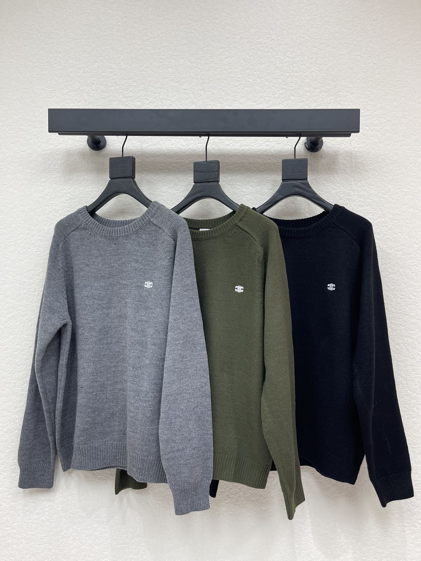 NO:587986,Celin*25 new autumn and winter embroidered Arc de Triomphe knitted pullover sweater. Customized YB wool yarn weaving, obvious texture, comfortable and warm to wear, knitted pullover sweater style, narrowed by elastic pit strips, and versatile plain color base.  The Arc de Triomphe logo is decorated on the chest, and the overall shape is high-end and casual, creating a fashionable tone. The loose silhouette is full of drape, creating a brand-specific and fashionable style. SML,,celine,sweaters,alexander  wang19860909Celin*25秋冬新款刺绣凯旋门针织套头针织毛衣.定制YB羊毛纱线织造,肌理明显,穿搭舒适保暖,针织套头毛衣版型,以弹力坑条螺纹包边收窄,通体百搭素色打底,胸前凯旋门徽标装饰,整体造型高级休闲,碰撞出时尚调性,宽松廓形垂坠感十足,打造品牌特有时时髦风格.SML,,celine,sweaters,alexander wang,Women's clothing