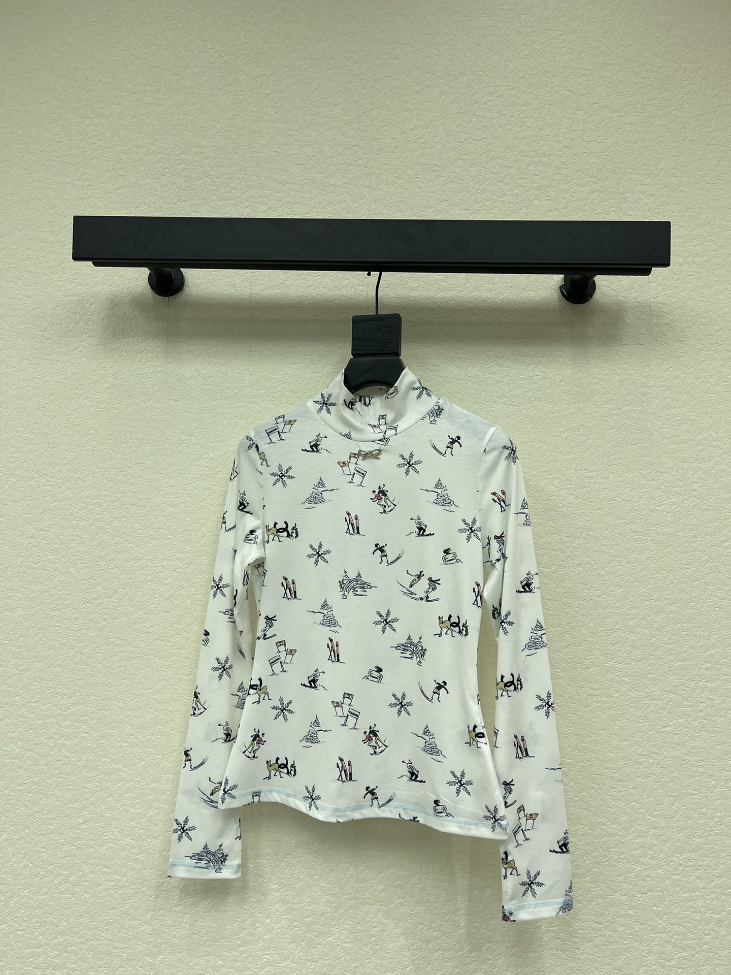 NO:587973,Chane*25 new slim fit ski print turtleneck bottoming top. Customized YB twill cotton material, comfortable texture, full of elasticity, slim turtleneck top cut, embellished with three-dimensional rhinestone bow logo in the center of the chest, ski snowflakes and other winter resort elements printed all over the body, incorporating double C logo printing to highlight the brand style, full elastic fit, narrow and elongated vision, slim and slim, and stylish when worn alone. SML,,chanel,alexander wang19860909Chane*25新款修身滑雪印花高领打底上衣.定制YB斜纹棉材质,质感舒适,弹力十足,修身高领上衣裁剪,胸口居中位置点缀立体水钻蝴蝶结徽标,通体满印滑雪雪花等冬日雪场元素,融入双C徽标印花,凸显品牌格调,弹性贴身感十足,视觉收窄拉长,修身显瘦,单穿内搭都出彩时髦.SML,,chanel,alexander wang,Women's clothing