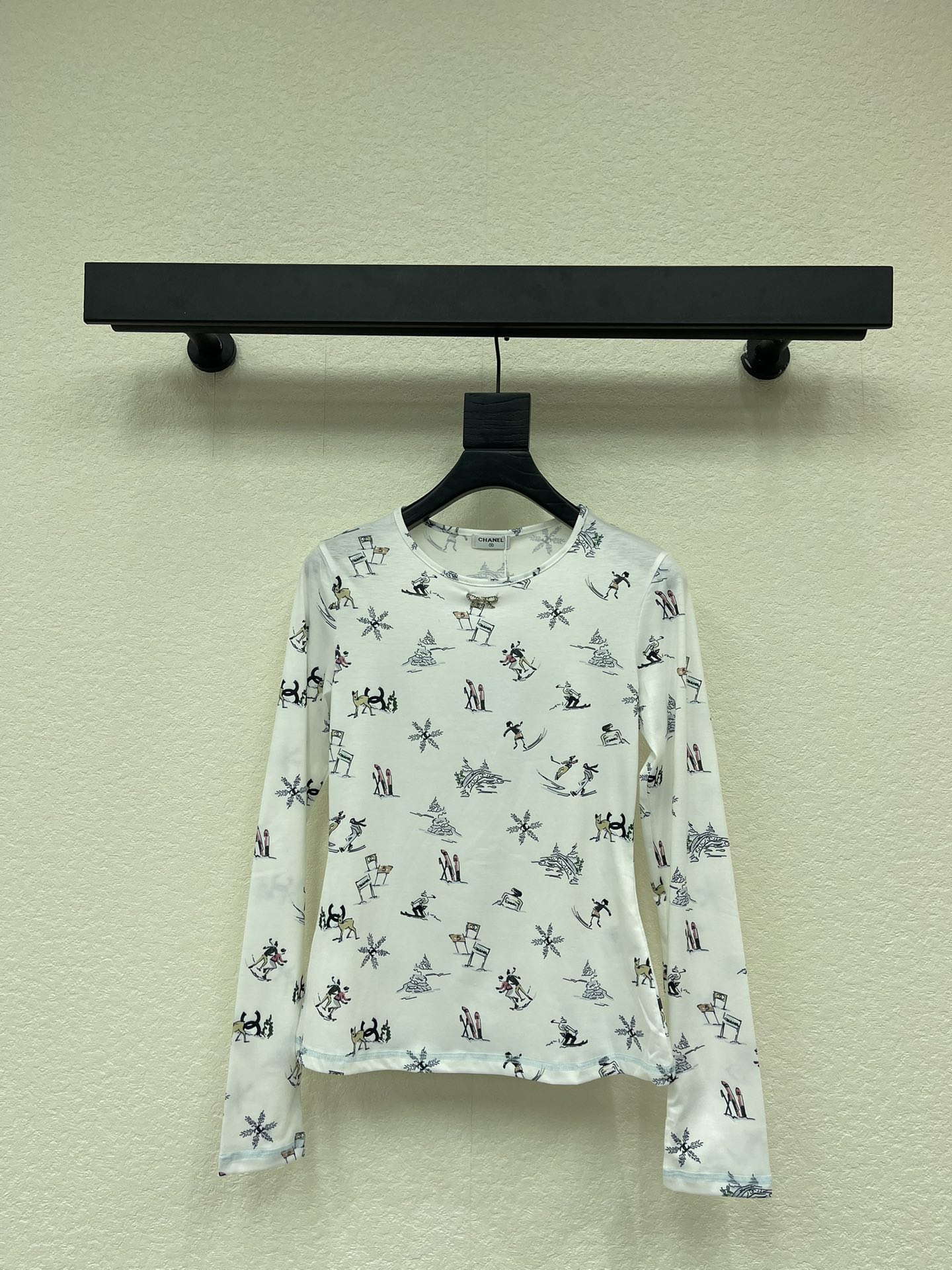 NO:587980,Chane*25 new round neck design ski printed long-sleeved bottoming top. Customized YB twill cotton material, comfortable texture, full of elasticity, slim round neck top cut, embellished with a rhinestone bow logo in the center of the chest, ski snowflakes and other winter resort elements printed all over the body, incorporating double C logo printing to highlight the brand style, full elastic fit, narrow and elongated vision, slim and slim, and looks stylish when worn alone. SML,,chanel,alexander wang19860909Chane*25新款圆领设计滑雪印花长袖打底上衣.定制YB斜纹棉材质,质感舒适,弹力十足,修身圆领上衣裁剪,胸口居中位置点缀水钻蝴蝶结徽标,通体满印滑雪雪花等冬日雪场元素,融入双C徽标印花,凸显品牌格调,弹性贴身感十足,视觉收窄拉长,修身显瘦,单穿内搭都出彩时髦.SML,,chanel,alexander wang,Women's clothing