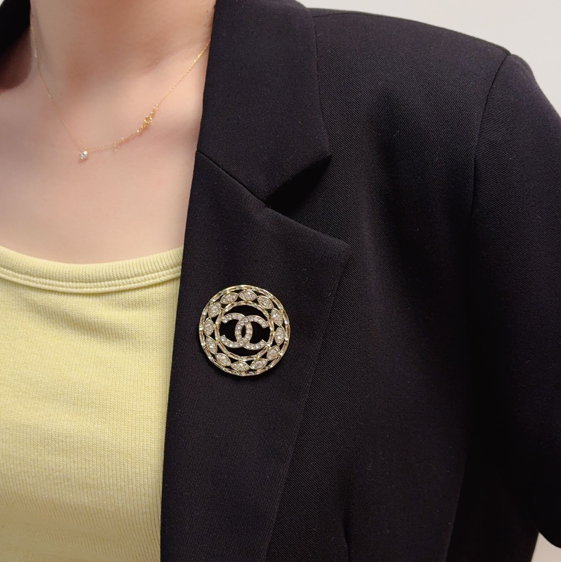 NO:588933,CHANEL Xiaoxiang The latest high version of the full-diamond hollow diamond-encrusted Chanel brooch is the accessory that understands women best. Those women who devote all their efforts to being themselves tend to cherish the meaning of the brooch more. Ms. Chanel pinned the brooch on her hat and told the fashionable ladies who imitated her [The brooch is very practical. It can be pinned on the collar of a suit, on a pocket, on a hat, on a belt or on an evening dress. Boutique jewelry, chanel, chanel, business  suit, brooch, breastpin, hats19860909CHANEL小香 最新款高版本满钻镂空镶钻香奈儿胸针,是最懂女人的饰物.那些倾注了全部心血去做自己的女人,往往更珍惜胸针的意义.香奈儿女士把胸针别在帽子上,并告诉那些模仿她的时髦女士们[胸针可是非常实用,它可以别在西装领上、口袋上、帽子上、腰带上或者是晚礼服上,饰品精品,chanel,chanel,business suit,brooch，breastpin,hats,Jewelry