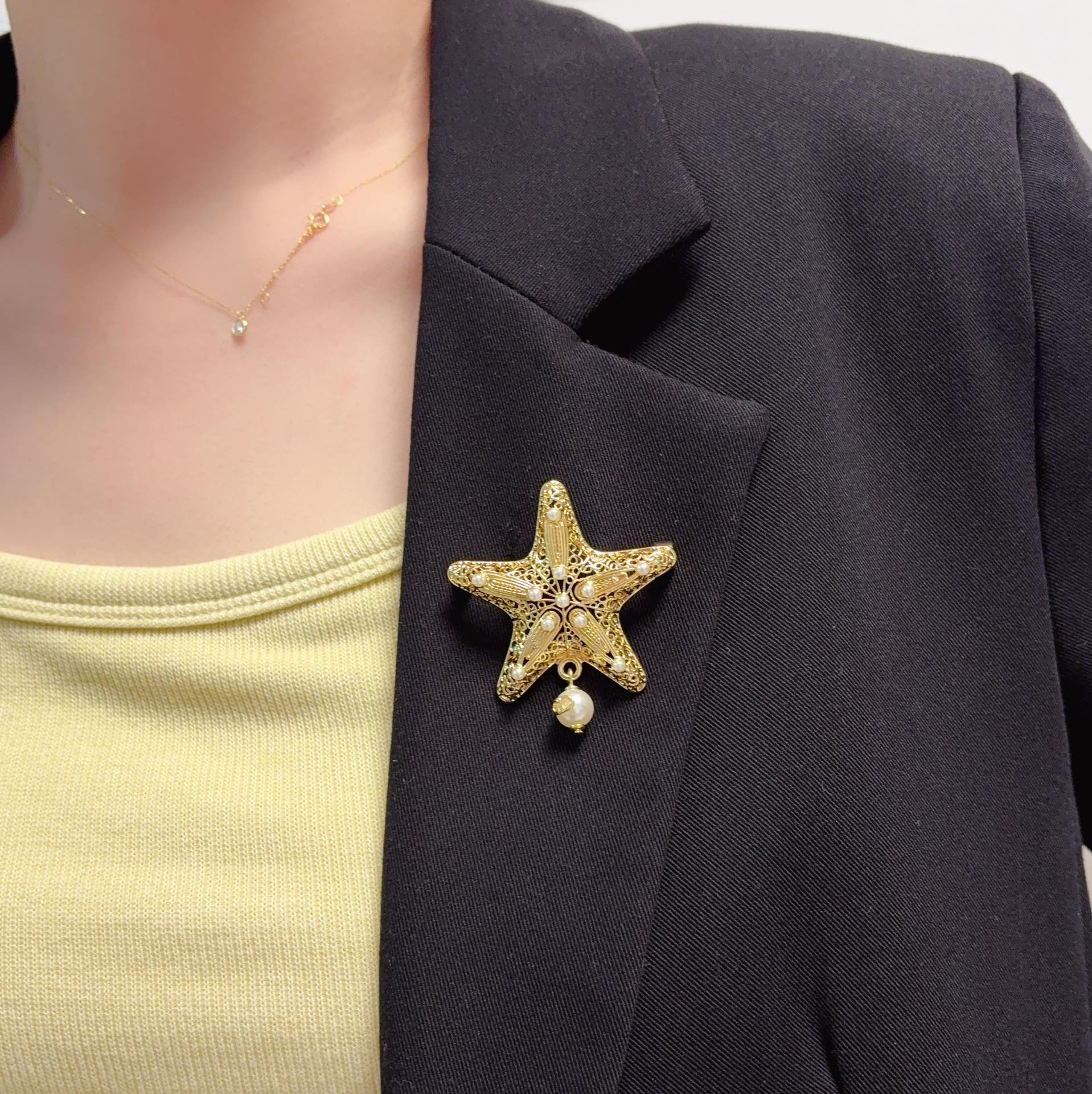 NO:588942,The new Dior Dior CD letters five-pointed star inlaid pearl brooch is made of the same brass material in the store. It is super textured and is an absolute hit. The same material and brass logo are clearly visible. It is clearly a continuation of the D family’s classic series. It focuses on fashion elements and is a fashionable brand. It is well made. This is a must-have. The wearing effect is great. It is particularly beautiful when mixed and matched. Single style, fine jewelry, dior, dior, dior, brooch, breastpin19860909新款Dior迪奥CD字母五角星镶珍珠胸针专柜一致黄铜材质 超级有质感绝对爆款 一样材质黄铜logo 清晰可见这款延续了D家经典系列 集中时尚元素 时尚大牌 做工精良 这款真的必须要入手佩戴效果超级赞 混搭特别美 单款,饰品精品,dior,dior,dior,brooch，breastpin,Jewelry