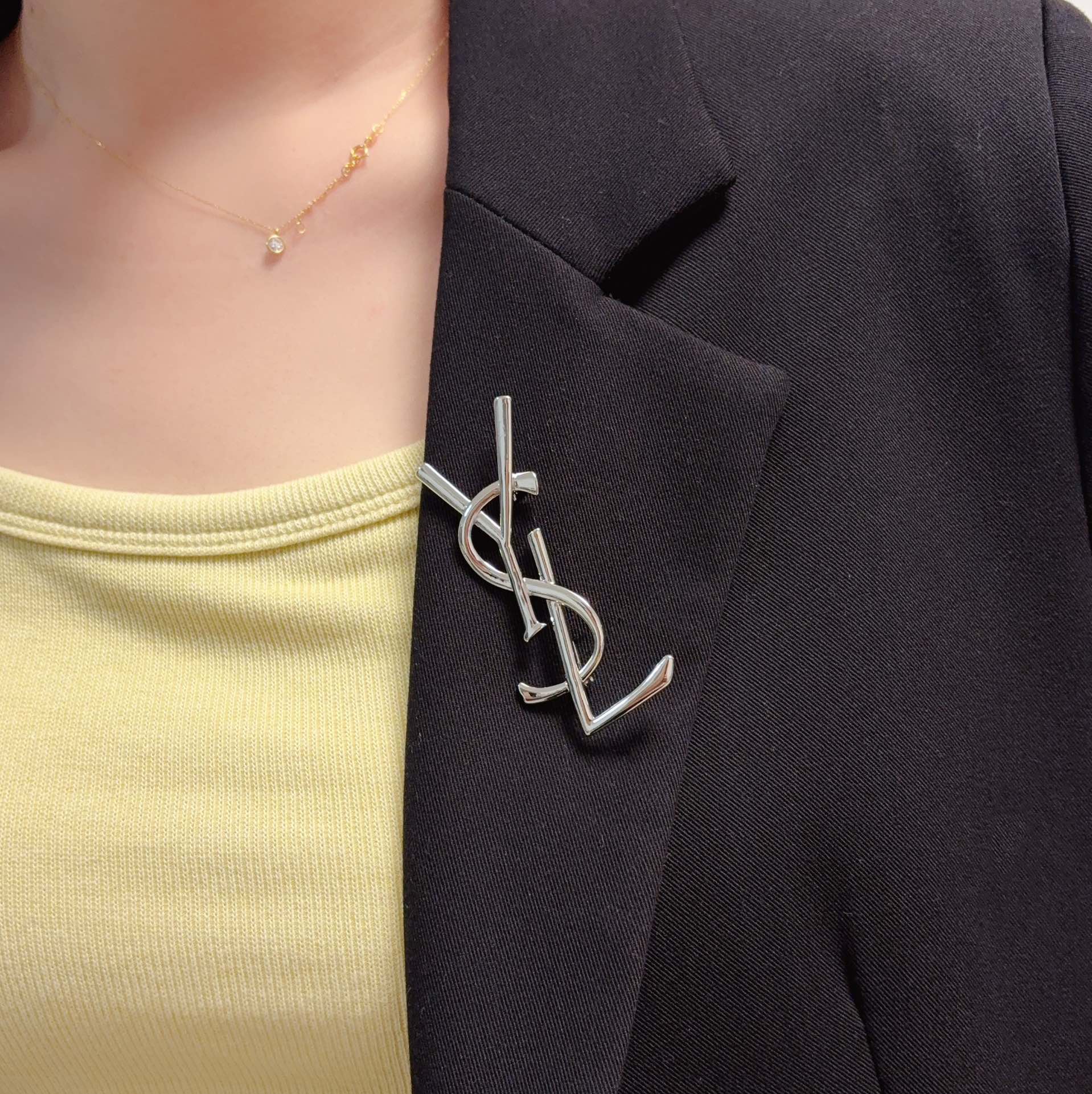 NO:588950,YSL Saint Laurent counter's new high version retro silver shiny silver brooch is the accessory that best understands women. Women who devote all their efforts to being themselves tend to cherish the meaning of the brooch more. Ms. Saint Laurent pinned the brooch on her hat and told the fashionable ladies who imitated her [The brooch is very practical. It can be pinned on the suit collar, pocket, hat, belt or evening dress. Boutique jewelry, saint laurent, saint laurent, business  suit, brooch, breastpin, hats19860909YSL圣罗兰专柜新款高版本复古银亮面银色胸针,是最懂女人的饰物.那些倾注了全部心血去做自己的女人,往往更珍惜胸针的意义.圣罗兰女士把胸针别在帽子上,并告诉那些模仿她的时髦女士们[胸针可是非常实用,它可以别在西装领上、口袋上、帽子上、腰带上或者是晚礼服上,饰品精品,saint laurent,saint laurent,business suit,brooch，breastpin,hats,Jewelry