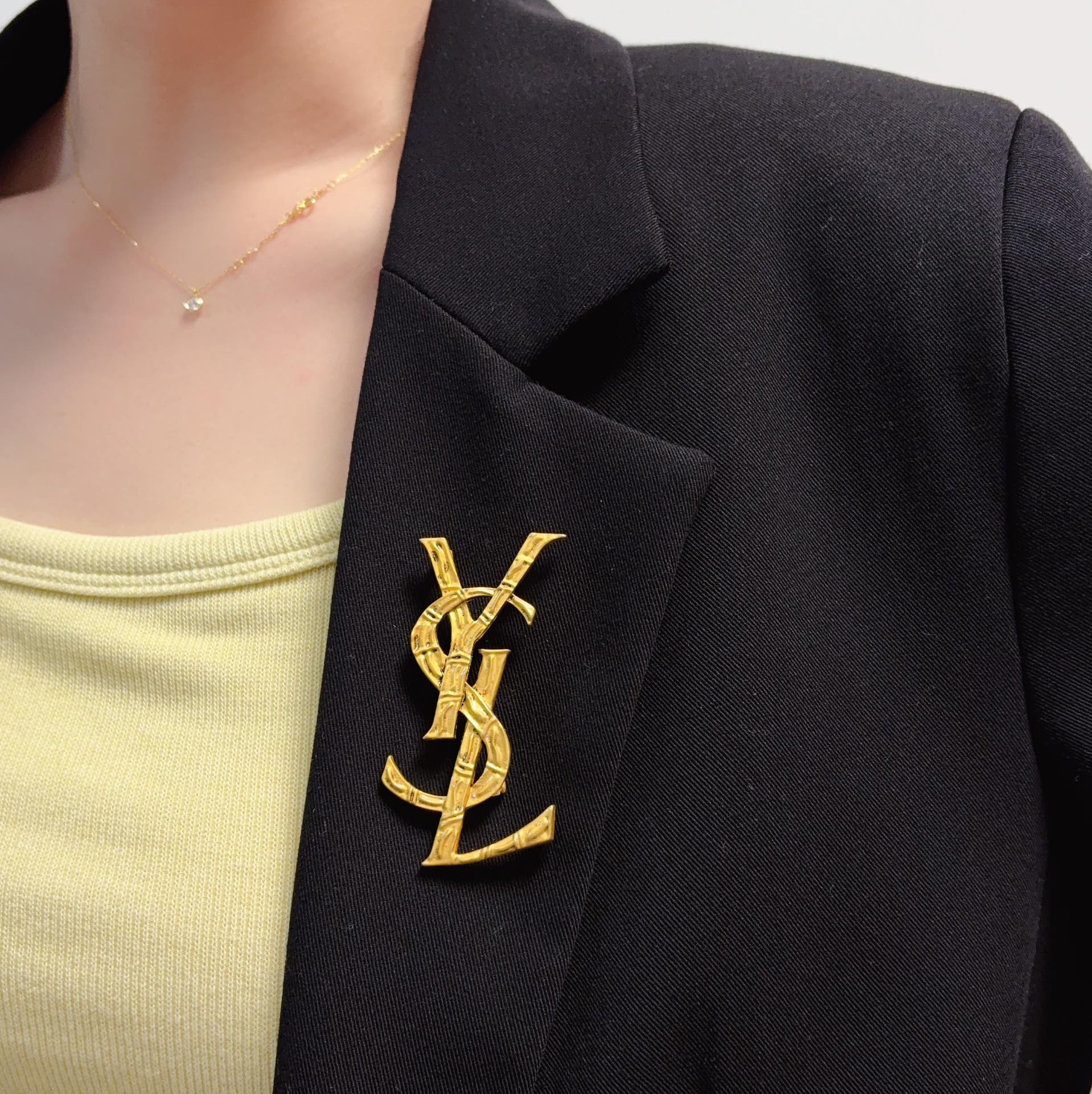 NO:588959,YSL Saint Laurent counter's new high-version retro gold brooch is the accessory that best understands women. Women who devote all their efforts to being themselves tend to cherish the meaning of the brooch more. Ms. Saint Laurent pinned the brooch on her hat and told the fashionable ladies who imitated her [The brooch is very practical. It can be pinned on the collar of a suit, on a pocket, on a hat, on a belt or on an evening dress. Boutique jewelry, saint laurent, saint laurent, business  suit, brooch, breastpin, hats19860909YSL圣罗兰专柜新款高版本复古金胸针,是最懂女人的饰物.那些倾注了全部心血去做自己的女人,往往更珍惜胸针的意义.圣罗兰女士把胸针别在帽子上,并告诉那些模仿她的时髦女士们[胸针可是非常实用,它可以别在西装领上、口袋上、帽子上、腰带上或者是晚礼服上,饰品精品,saint laurent,saint laurent,business suit,brooch，breastpin,hats,Jewelry
