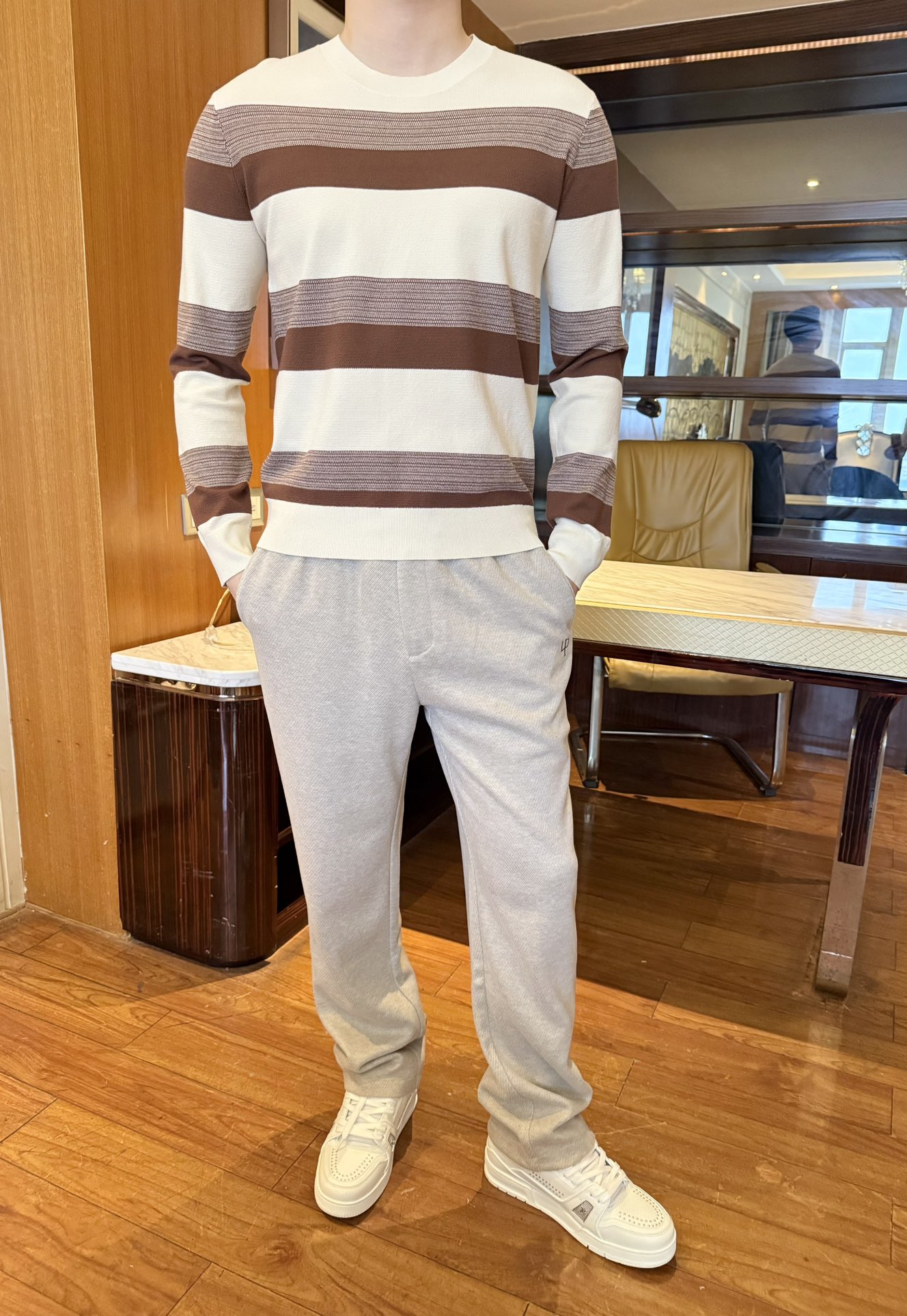 NO:596110,LP-2025 new casual pants!  It is made of acetic acid + sheep wool blended material. It feels soft and warm like a layer of clouds. It has the natural warmth of wool and the anti-wrinkle and drape feeling of acetic acid. It does not wrinkle after sitting for a long time and does not deform when machine washed. The texture is directly in line with the light luxury line ~ loose straight cut + slight drape. It can quietly cover up the small shortcomings of thick legs and wide hips, and visually straighten the legs.  It has 'comic legs', which will not compromise your height even if you are a small person~ Contrasting color drawstrings + low-key small label design, simple but not monotonous; elastic waist + slightly elastic fabric, whether you are sitting for a long time in office or daily activities, you are as comfortable as not wearing pants~ Size 29-38 (model 180/140 wears 50, comes with Hong Kong Lane Crawford gift box packaging),,loro  piana,alexander wang19860909LP-2025新款休闲裤！采用醋酸+绵羊毛混纺材质,摸起来柔滑暖糯像裹了层云朵,既有羊毛的天然保暖性,又有醋酸的抗皱垂顺感,久坐不起褶、机洗不变形,质感直接对标轻奢线~宽松直筒剪裁+微垂坠感,能悄悄遮掉腿粗、胯宽的小缺点,视觉上直接把腿拉成“漫画腿”,小个子穿也不压身高~撞色抽绳+低调小标设计,简约但不单调；松紧腰+微弹面料,不管是久坐办公还是日常活动,都舒服得像没穿裤子~码数29-38（模特180/140穿50,配香港连卡佛礼盒包装）,,loro piana,alexander wang,Men's clothing