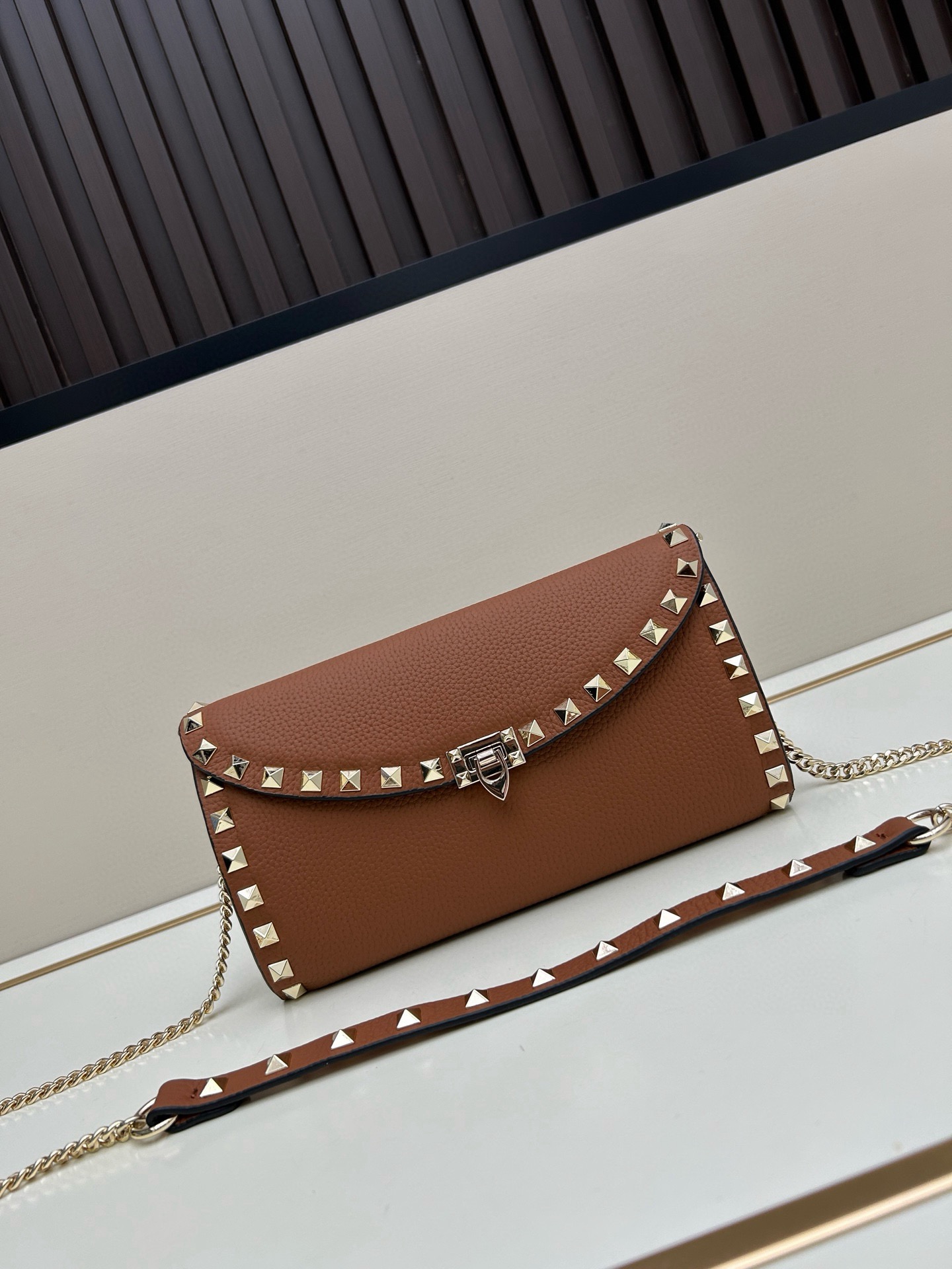 Garavani Rockstud 小号牛皮斜挎包，标志性的钩扣开合设计-金属工艺效果处理铆钉和配件-开